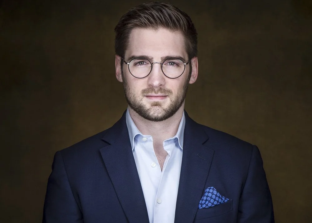 What to Wear for Professional Business Headshots (LinkedIn and Corporate Guide)