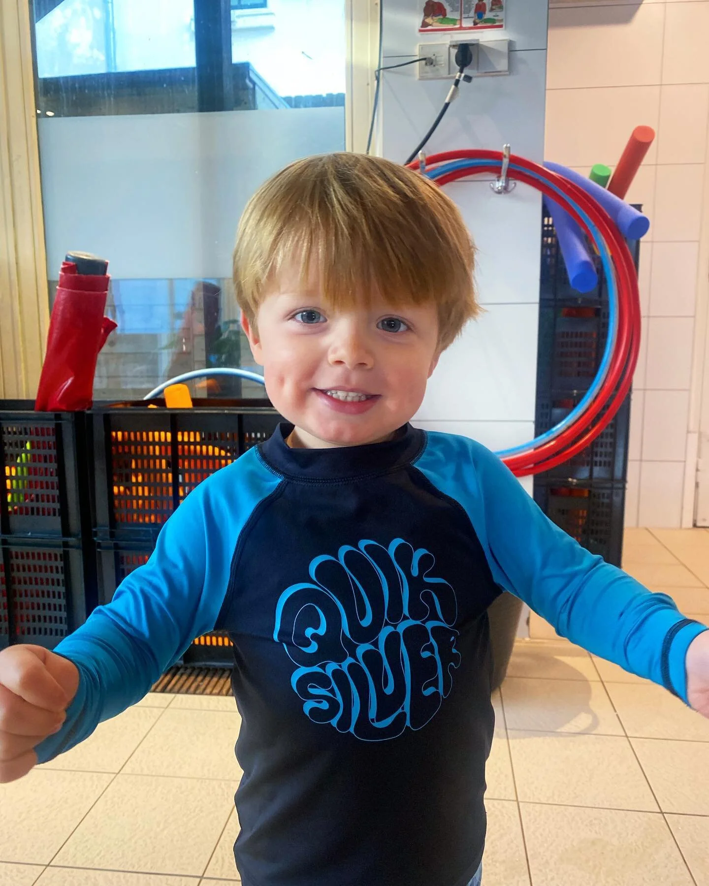 Veel-te-trots-moedertje-alert! Dit kleine binkie heeft z'n self rescue diploma in the pocket 😱🥳🐬💦 

Je snapt, ik ben zooo trots. Op het filmpje zie je wat hij o.a. geleerd heeft. Hij kan ca. 3 meter onder water zwemmen en weet dat als hij lucht w