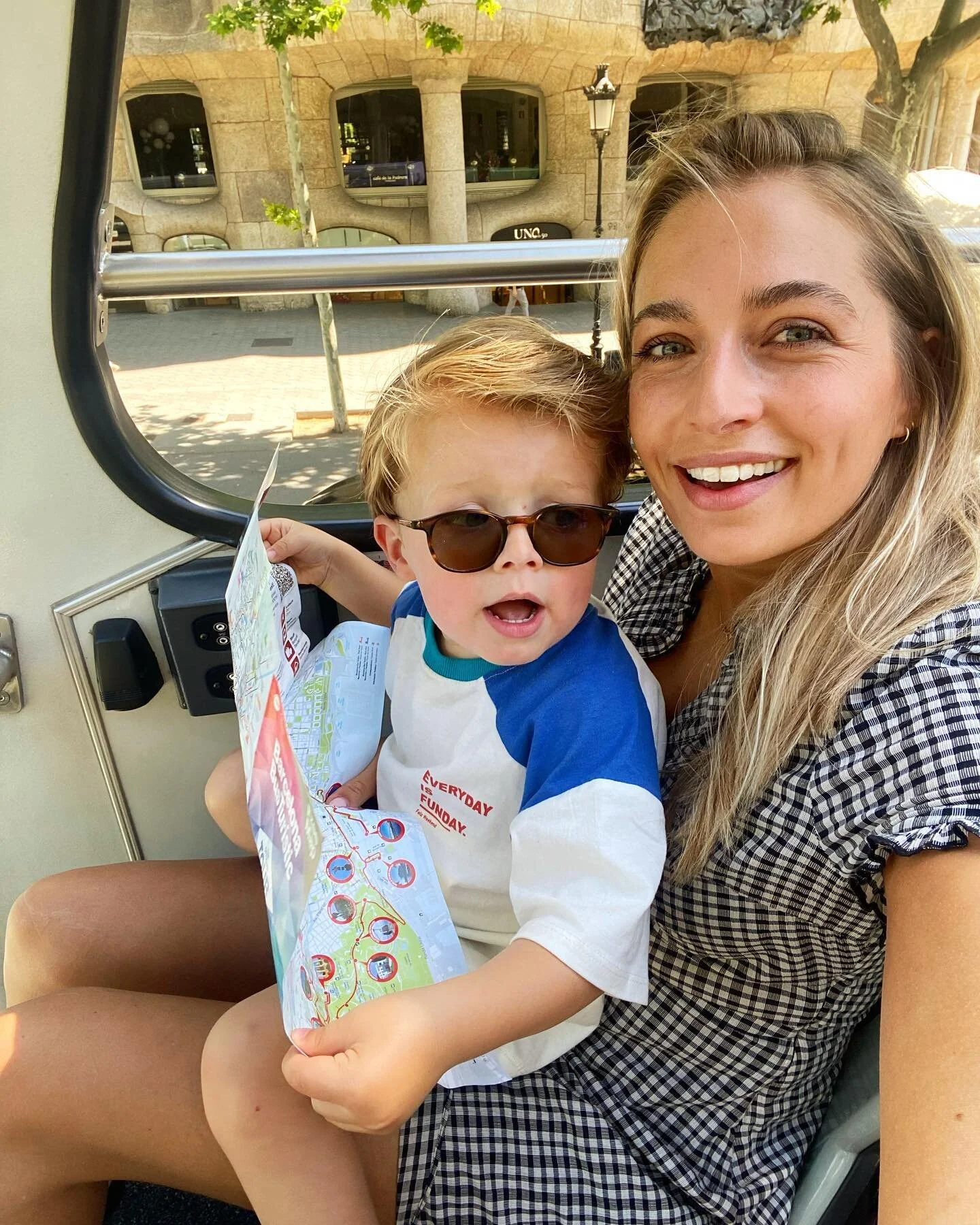 Citytrippen in Barcelona met m'n beste kleine vriendje 🥰☀️ 

Ik had nooit gedacht dat het z&ograve; leuk zou zijn om met een peuter op stap te zijn. In een 'bus-met-open-dakkie', flaneren door de straten en flirten met oude spaanse dames, tot de dui