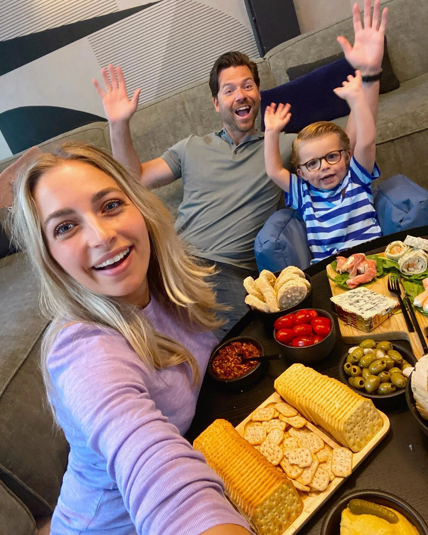 Wij zitten er klaar voor hoor! Lekker de zondag afsluiten met F1 op het bankie. Heerlijk drankje en plankje erbij. Beter kun je het weekend wat mij betreft niet afsluiten 😁🙏🏻🏎️💨
 
Heerlijk toch, op de zondagmiddag zoveel lekkers weg knabbelen zo