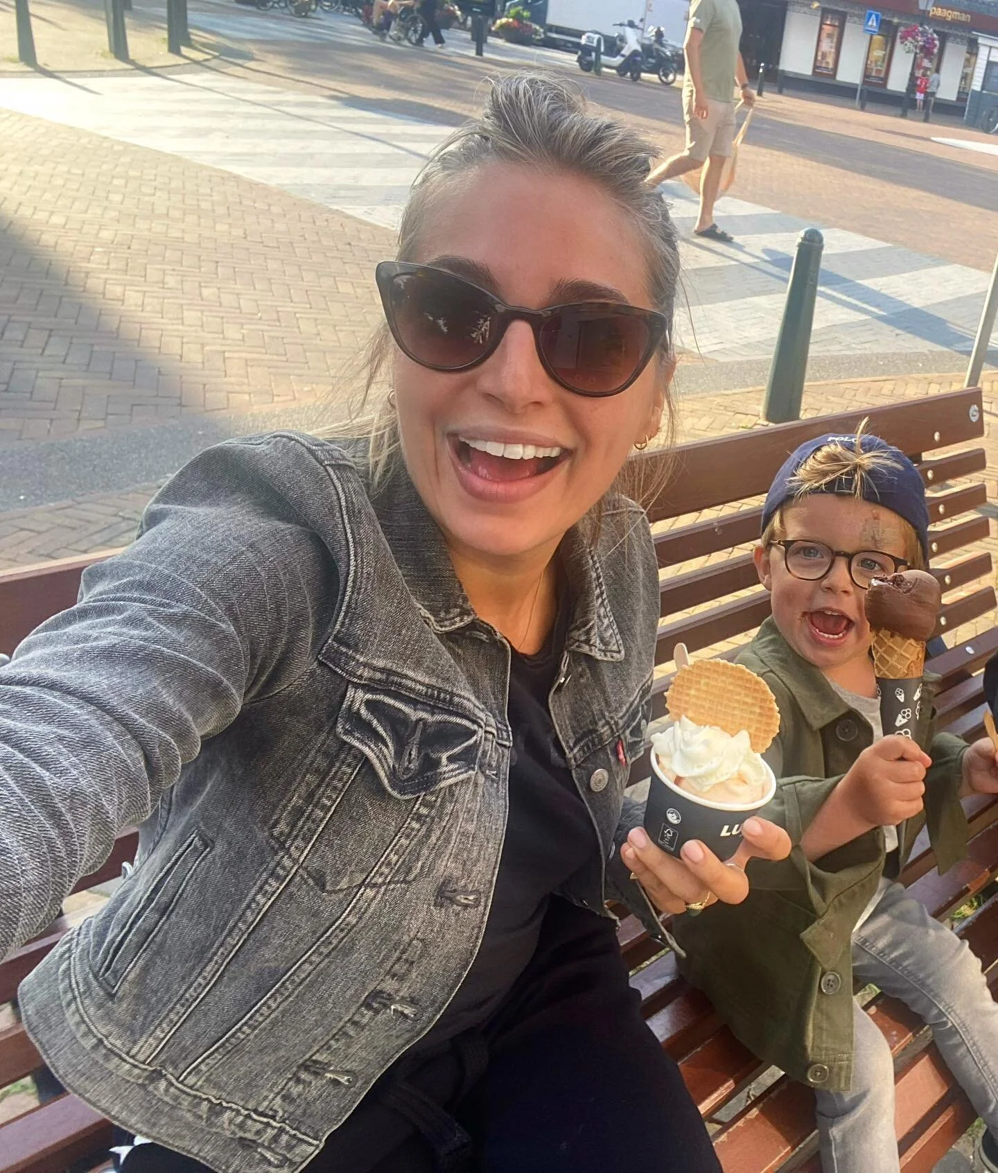 In het kader: beter verwend dan verwaarloosd 🥰😂

Zaterdagochtend is Jake op z'n fietsje gevallen, bij de voordeur met z'n voorhoofd op de rand van een stenen bloempot. Hup naar de spoedpost en daar werd dit kleine meneertje (zonder verdoving!) gehe