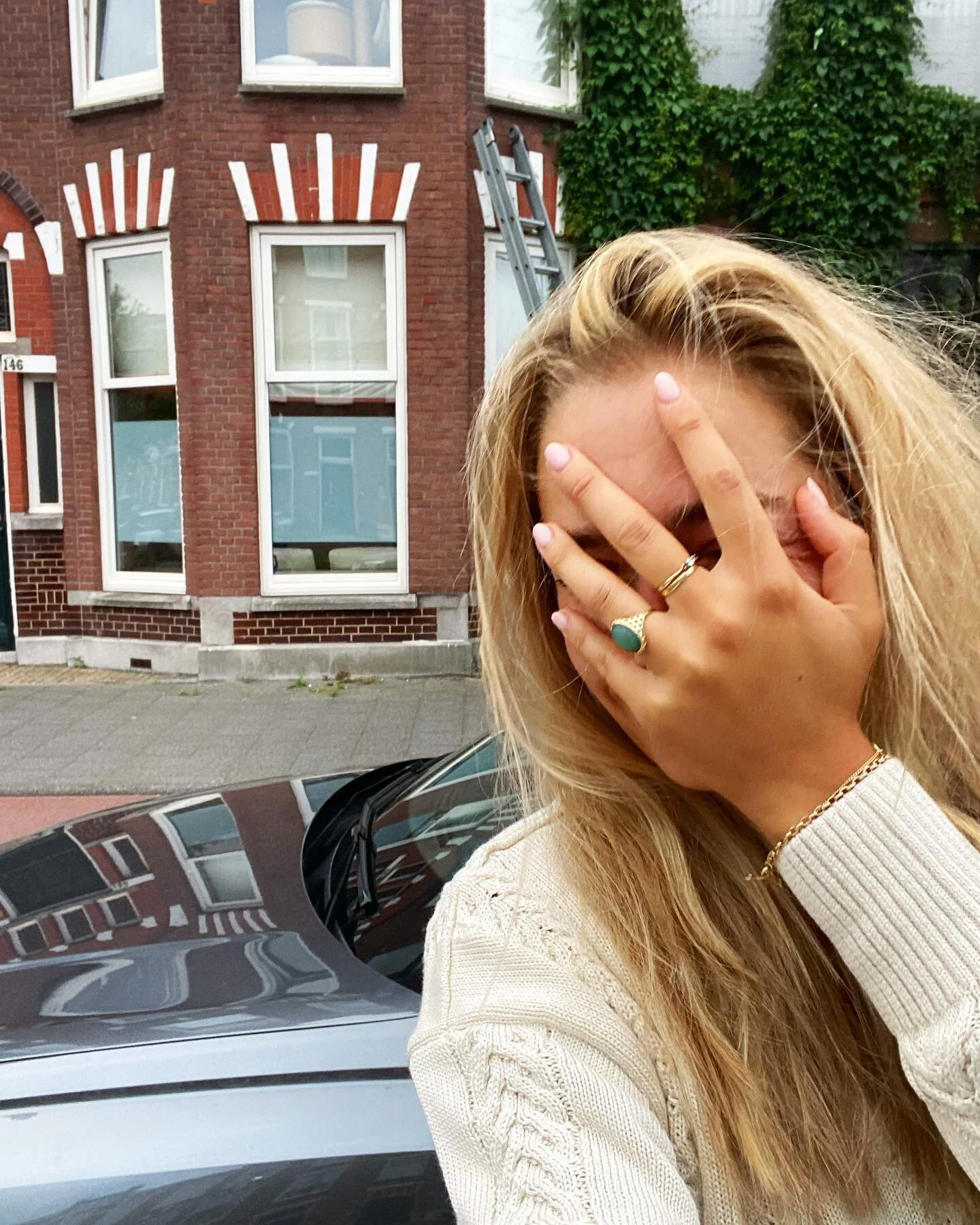 In je nakie een kamer (zonder gordijnen) binnen wandelen en dan ineens het gezellige hoofd vd glazenwasser boven de ramen uit zien 😂😅 #goedemorgen #ishetalweekend #wiezouditookoverkomen