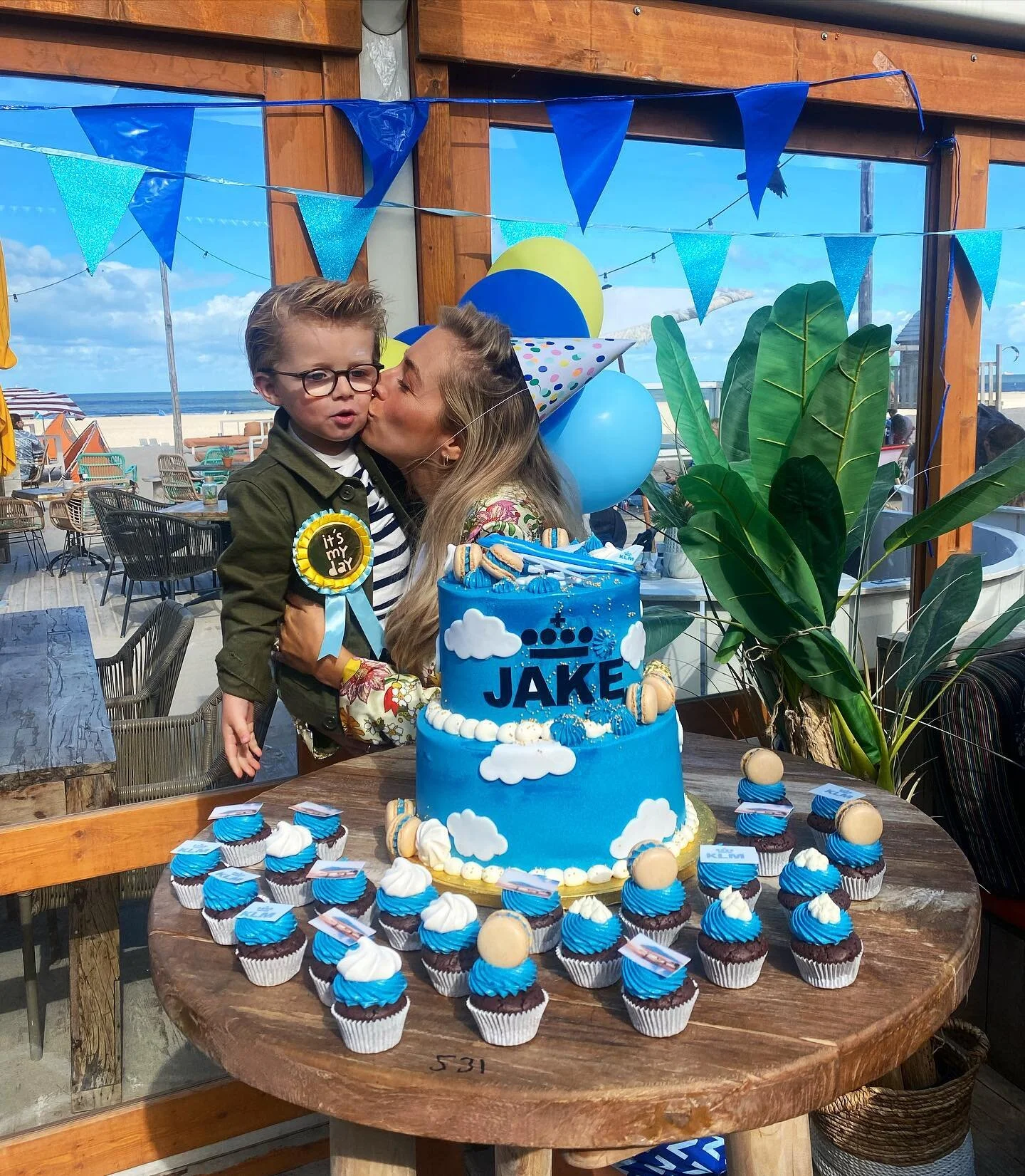 Hieperdepiep! 🥳 #Jakie3 

's Ochtends vroeg werden we geroepen door een zielsgelukkig mannetje die vroeg of 'hij vandaag dan eindelijk jarig was?'. We maakten hem zielsgelukkig met een schoonmaakset + stofzuiger (niet mijn kind hoor 😂✌🏼) en een bl