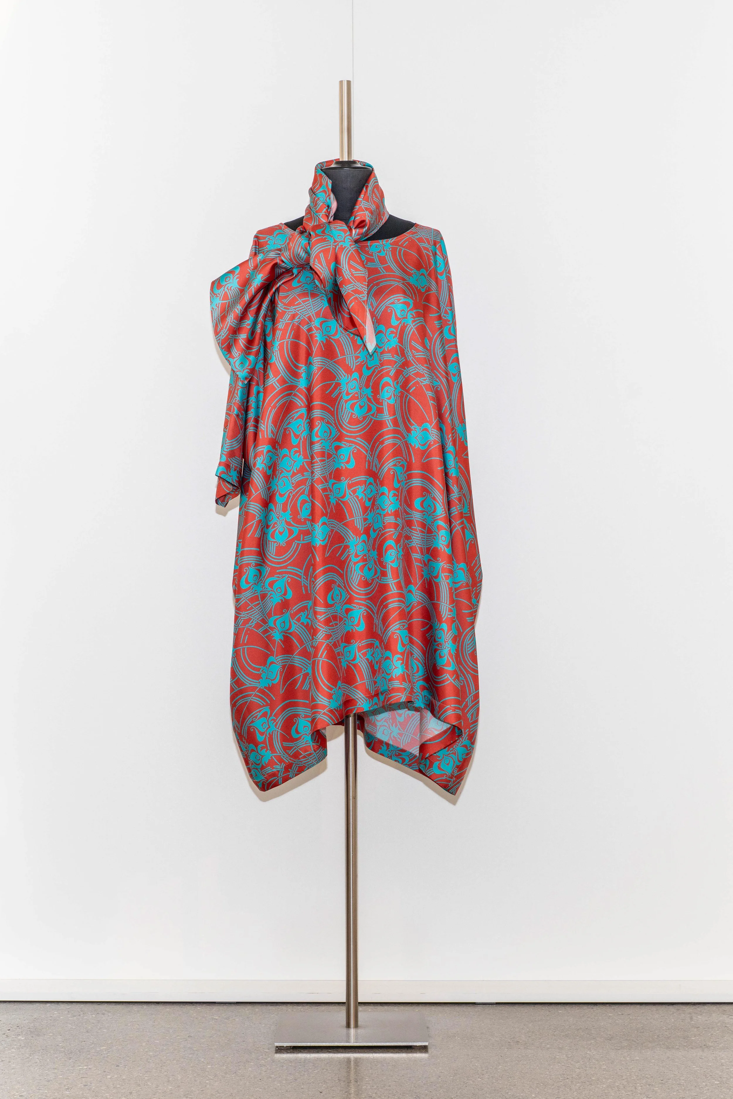 kleid iman lang chf 900 / schal chf 300