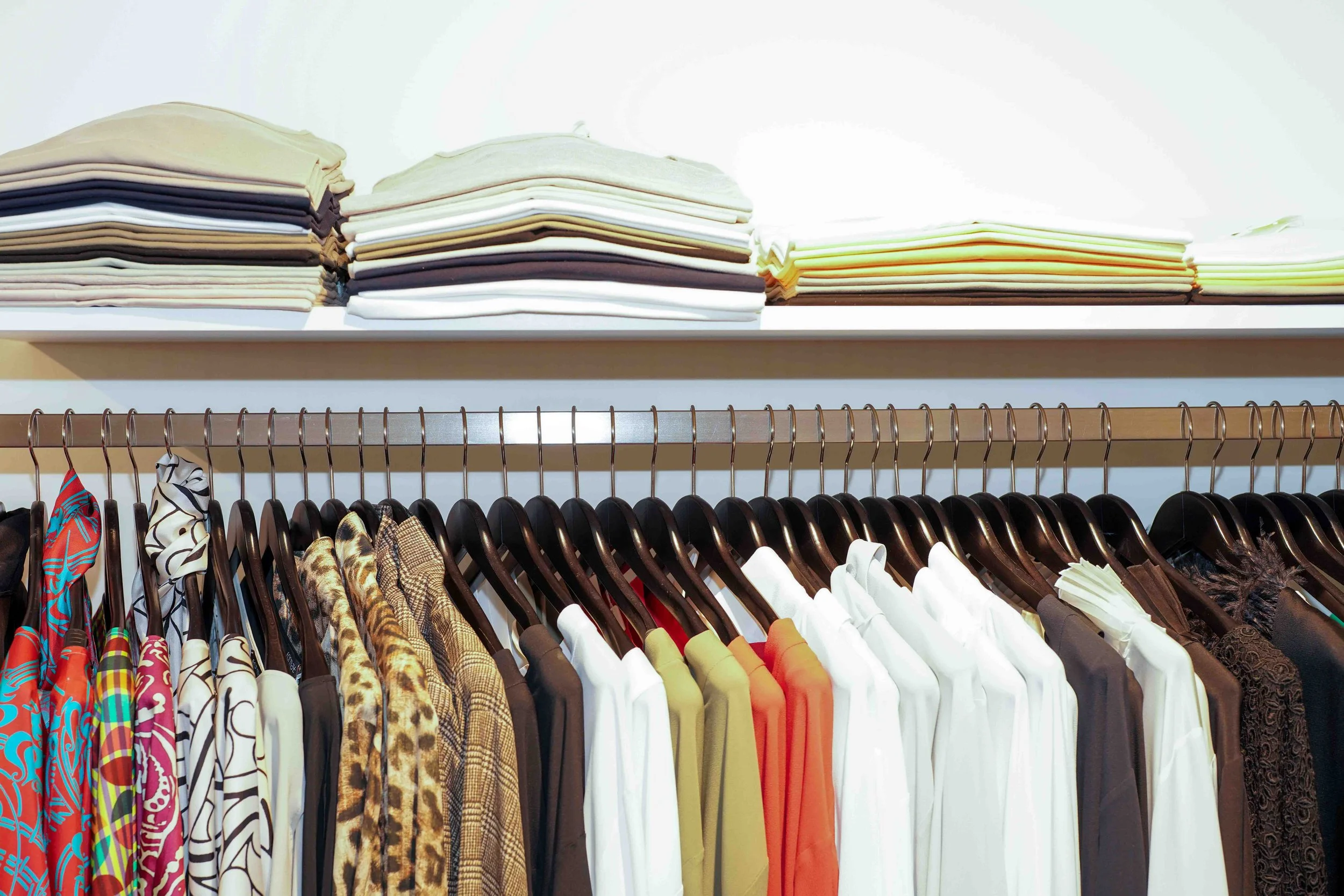 diverse blusen und t-shirts