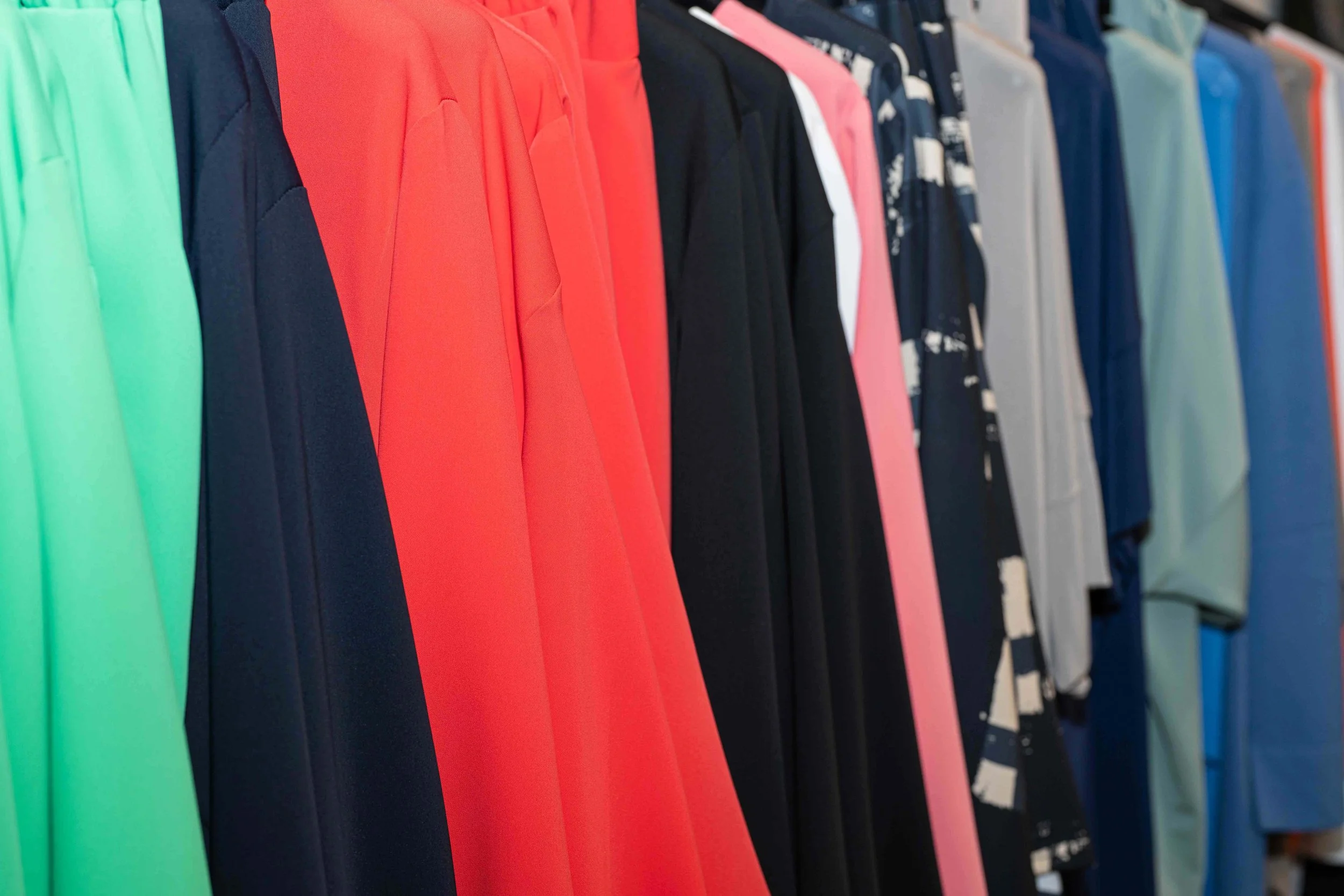 diverse basicblusen, -hosen und -pullover