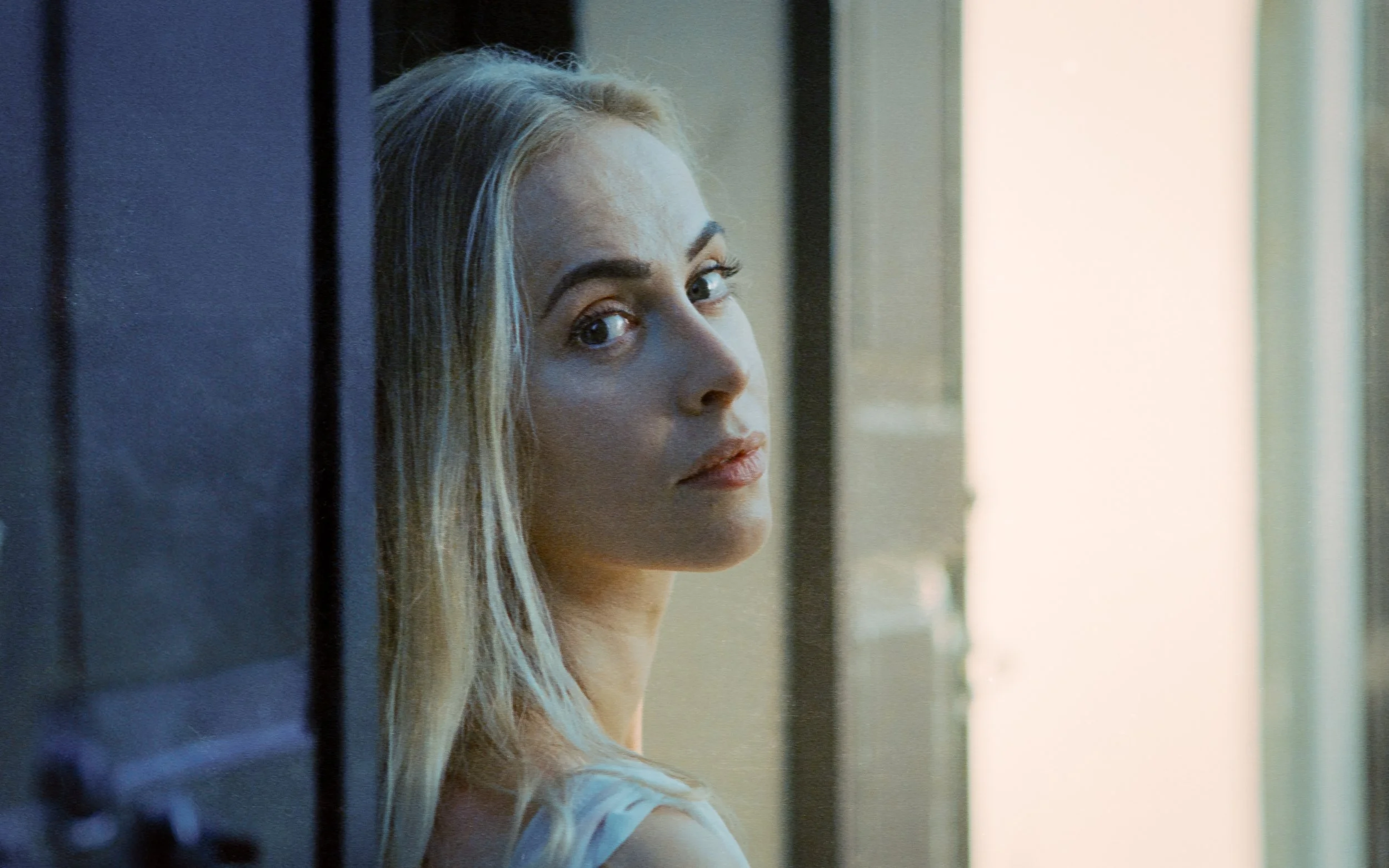 Portrait on Kodak Vision3 500T showing neutral colour and preserved highlights characteristic of ECN-2 processing under controlled exposure.