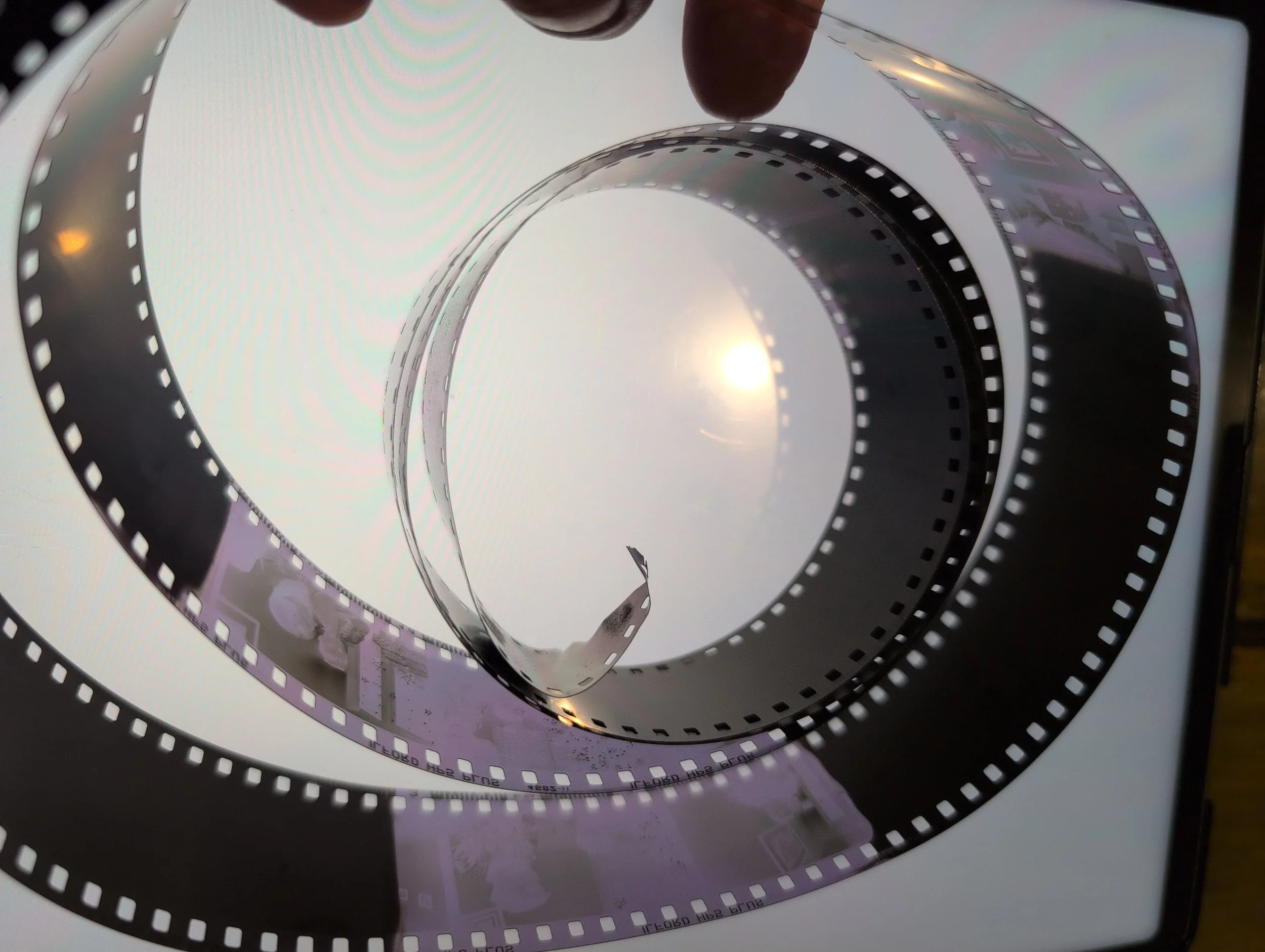 35 mm film displaying uneven development after the AGO drive coupler detached mid-cycle, leaving the reel stationary in the tank and allowing the film to sit motionless in developer, clearly marking the point where agitation stopped.