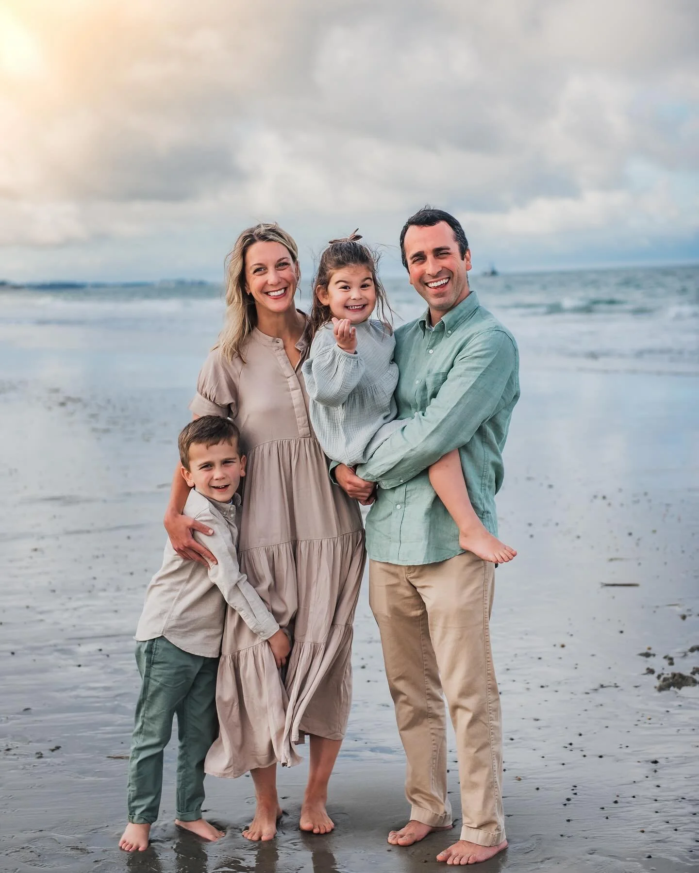 It is actually starting to feel like it&rsquo;s supposed to outside this time of year 🧊so let&rsquo;s all go back to this beautiful warm September beach day ☀️. 

Love this fam so much.  I literally look forward to their session every single year be