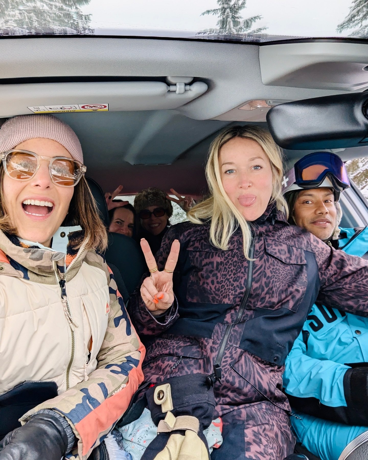 Avoriaz Ski Squad 🎿 ⛷️ 💓 🧀 it was like Glasto on the slopes. 

We did it all&hellip;. 

Yoga in the am, on/off piste in the pm, yin and vin 🍷 at night.

This crew was a family from the start. The mountains held us all week, we had all the weather