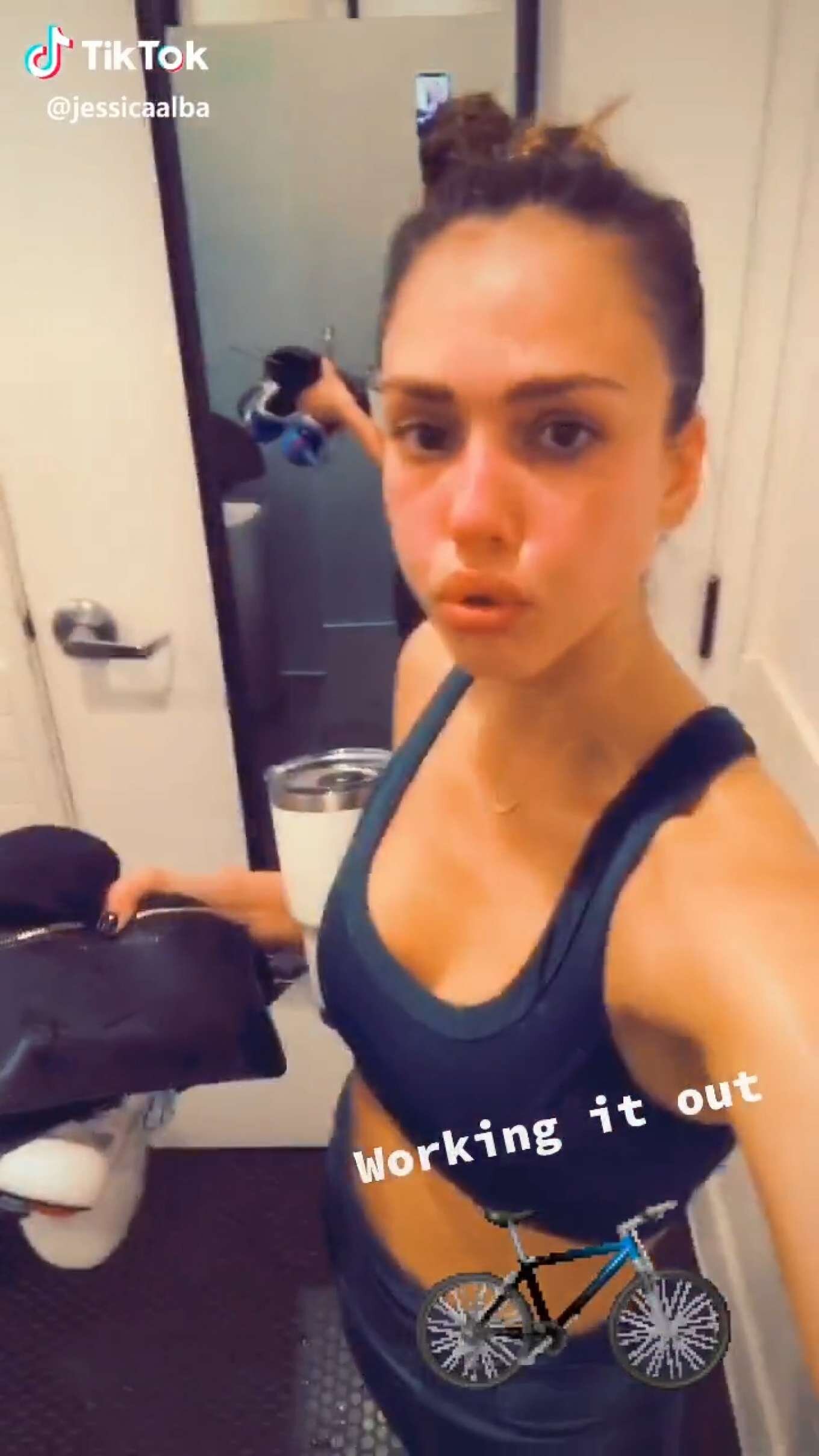 Jessica-Alba-Workout-at-Gym---Personal-Pics-11.jpg