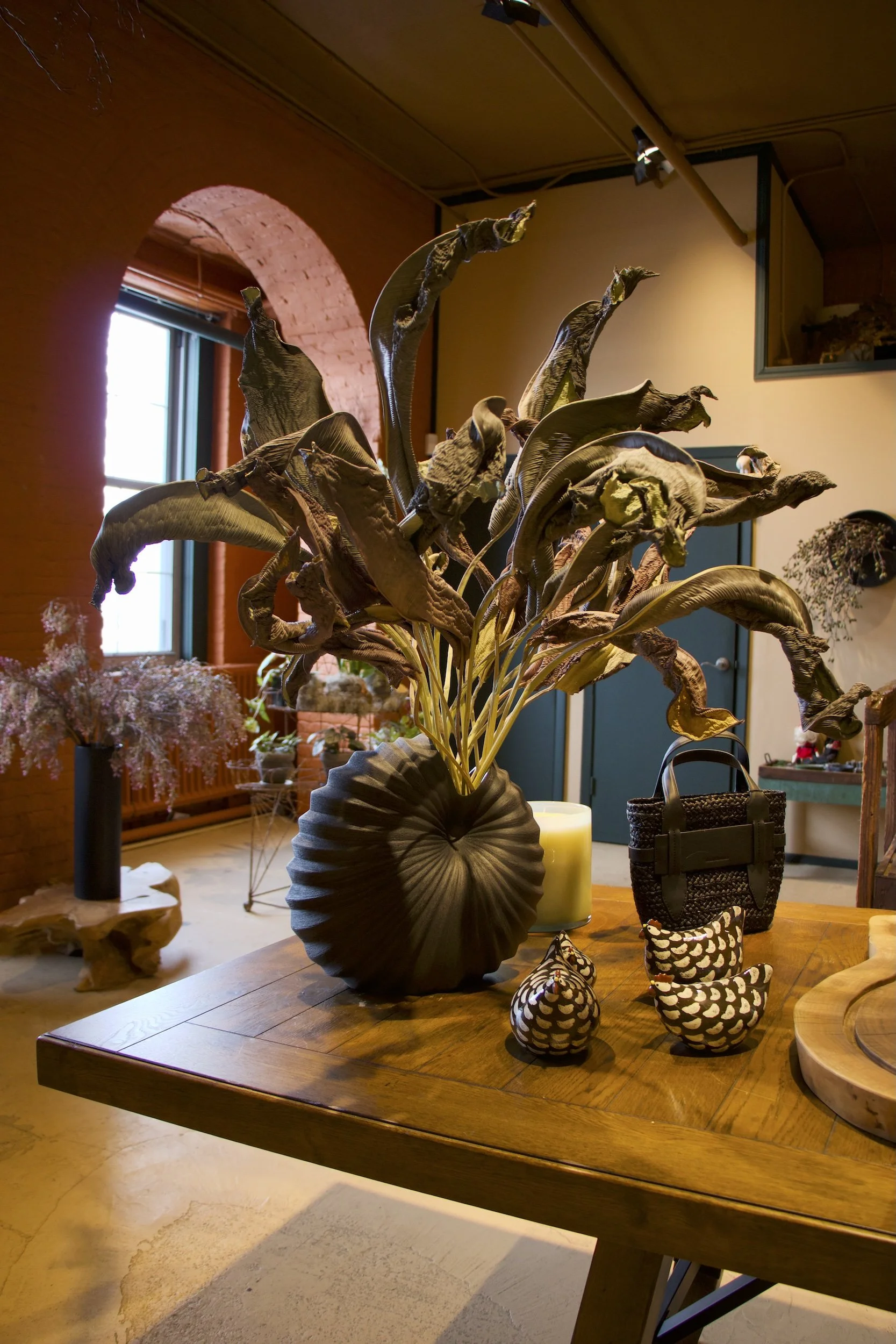 Big Shell Vase Black 1.png