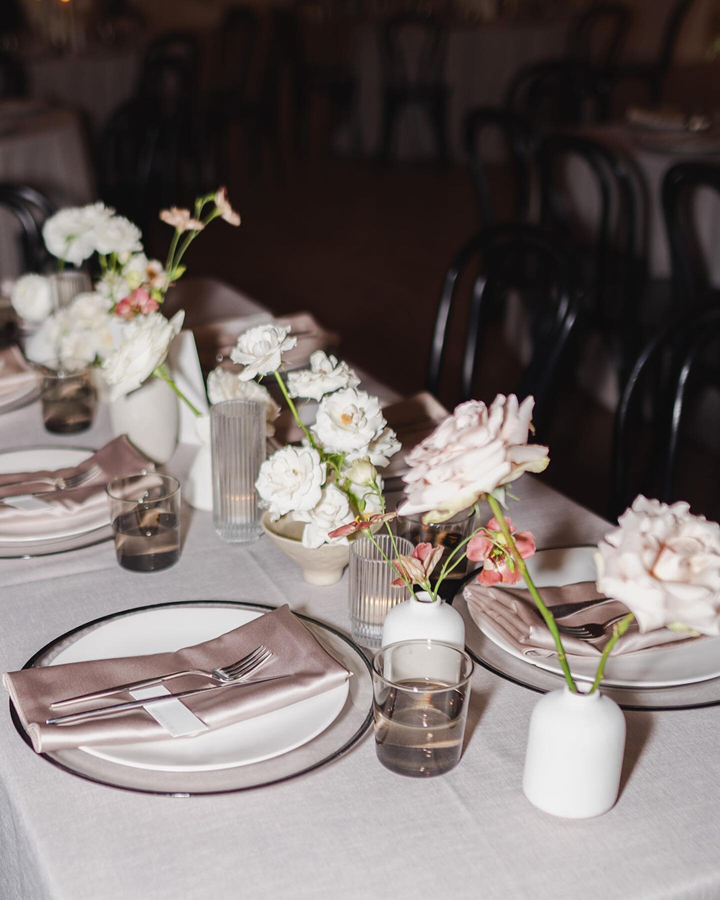 Dinner pics by @arivphoto ☁️ xxJH #anLSEwedding
-
Stylist and Planner @laurelstreetevents 
Florist @levantlane 
HMUA @facebyraymie 
Tableware @catalogatelier 
Linens @bbjlatavola 
Chairs @adorefolklore 
Stationer @epochdes 
Venue @bldg177 
Photograph