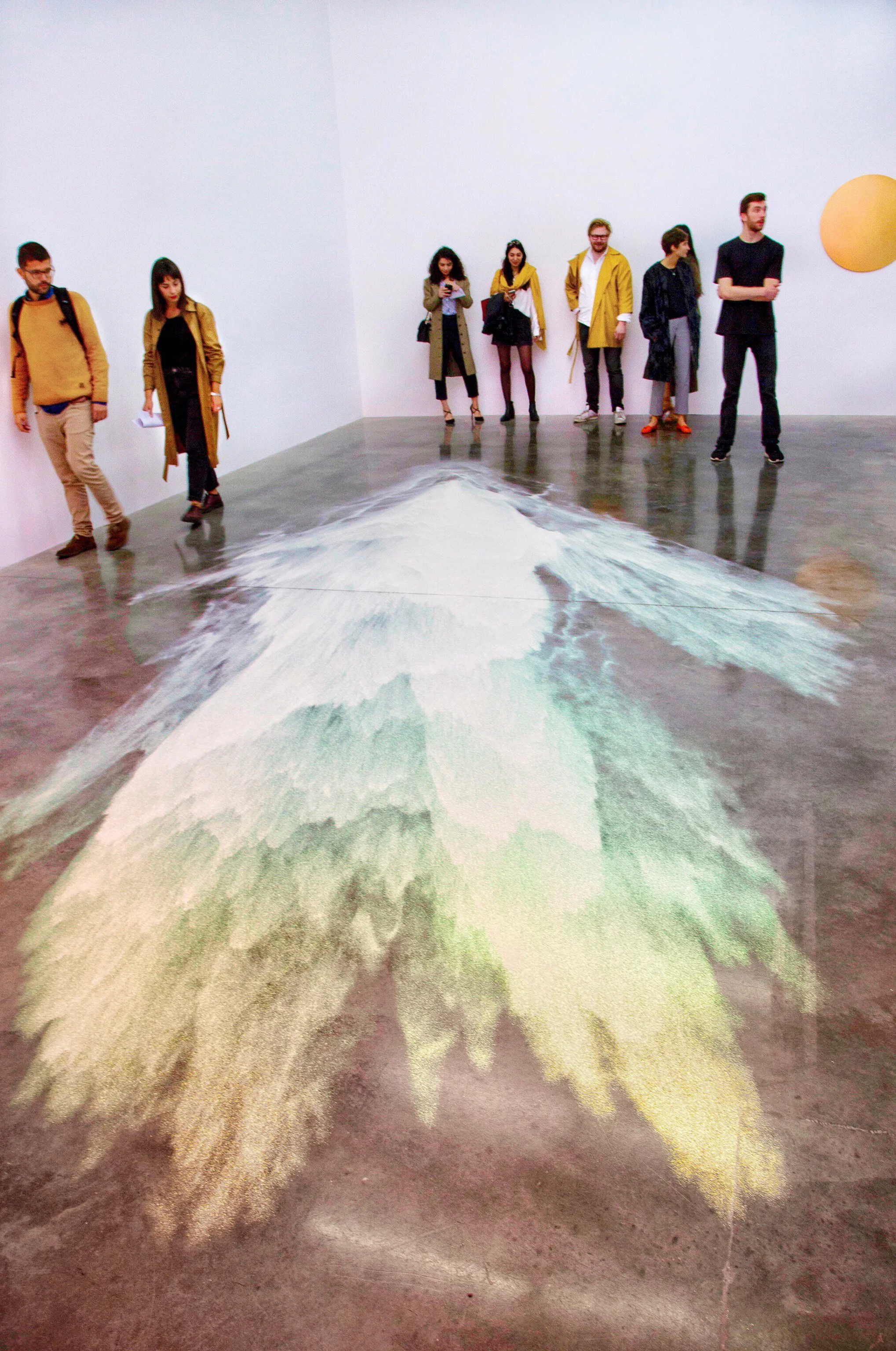 Ann Veronica Janssens colourful glitter sand waves (and Art World Fall-Winter 2017 collection? Noting to stick to yellow shades on my next visit) 