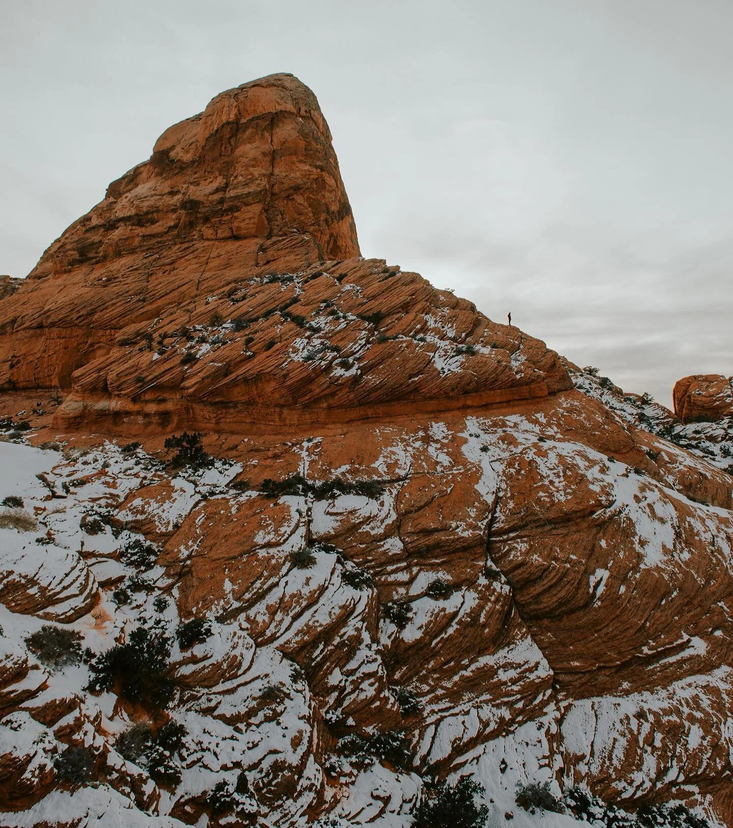 // Any more mountain lovers out here?! Whenever I have a shoot somewhere I try to find some sweet viewpoints high up. We even found some on one of our own Dutch islands last weekend! Check story for more 😍

Also, can you spot my frennn @_ronjonsilve