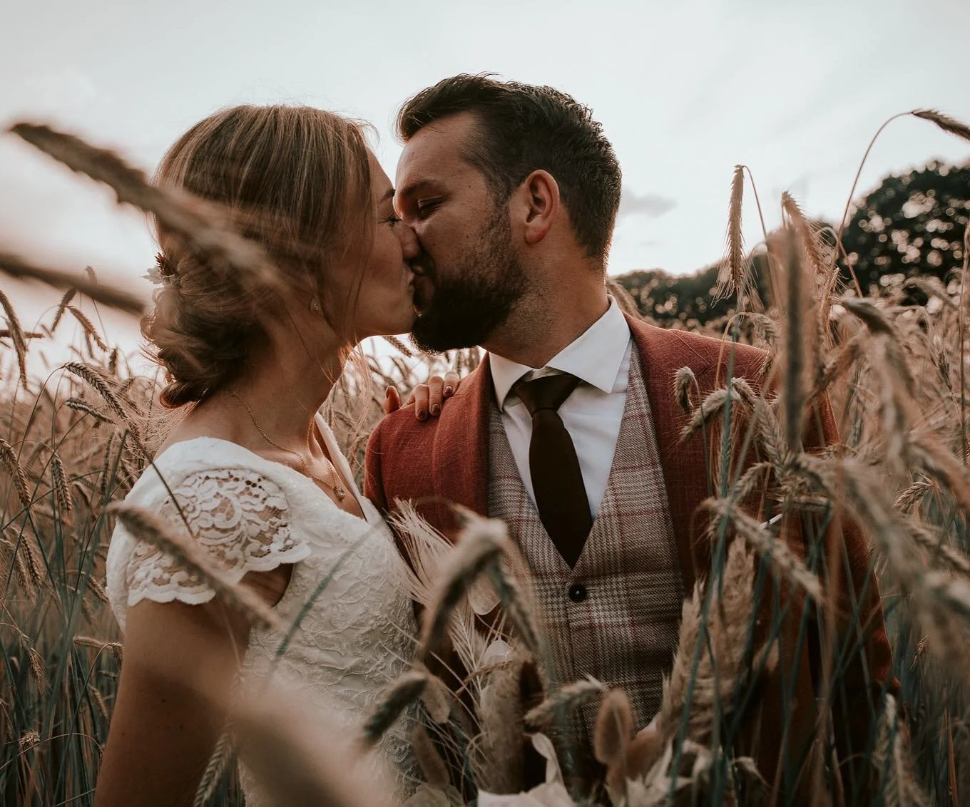 // Working on this wedding today and I got to say&hellip;this grooms&rsquo; suit is definitely one of the best I&rsquo;ve seen so far, and let me tell you I&rsquo;ve seen A TON of suits. What you think??😍