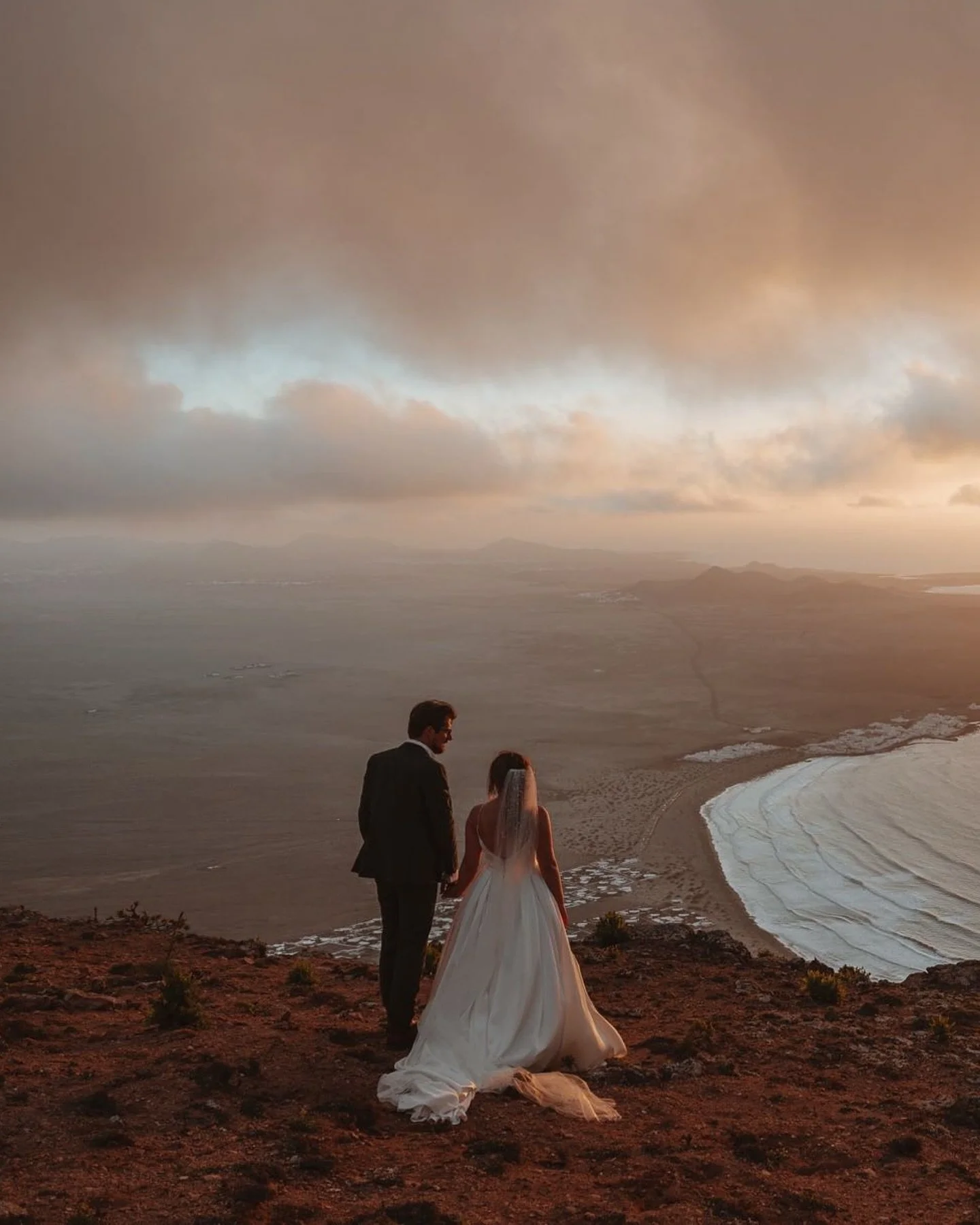 // Soms geloof ik niet dat ik dit mijn baan mag noemen. Geniet even lekker mee van dit prachtige weekend op Lanzarote, lieve mensen. Cheers to Monday!☀️