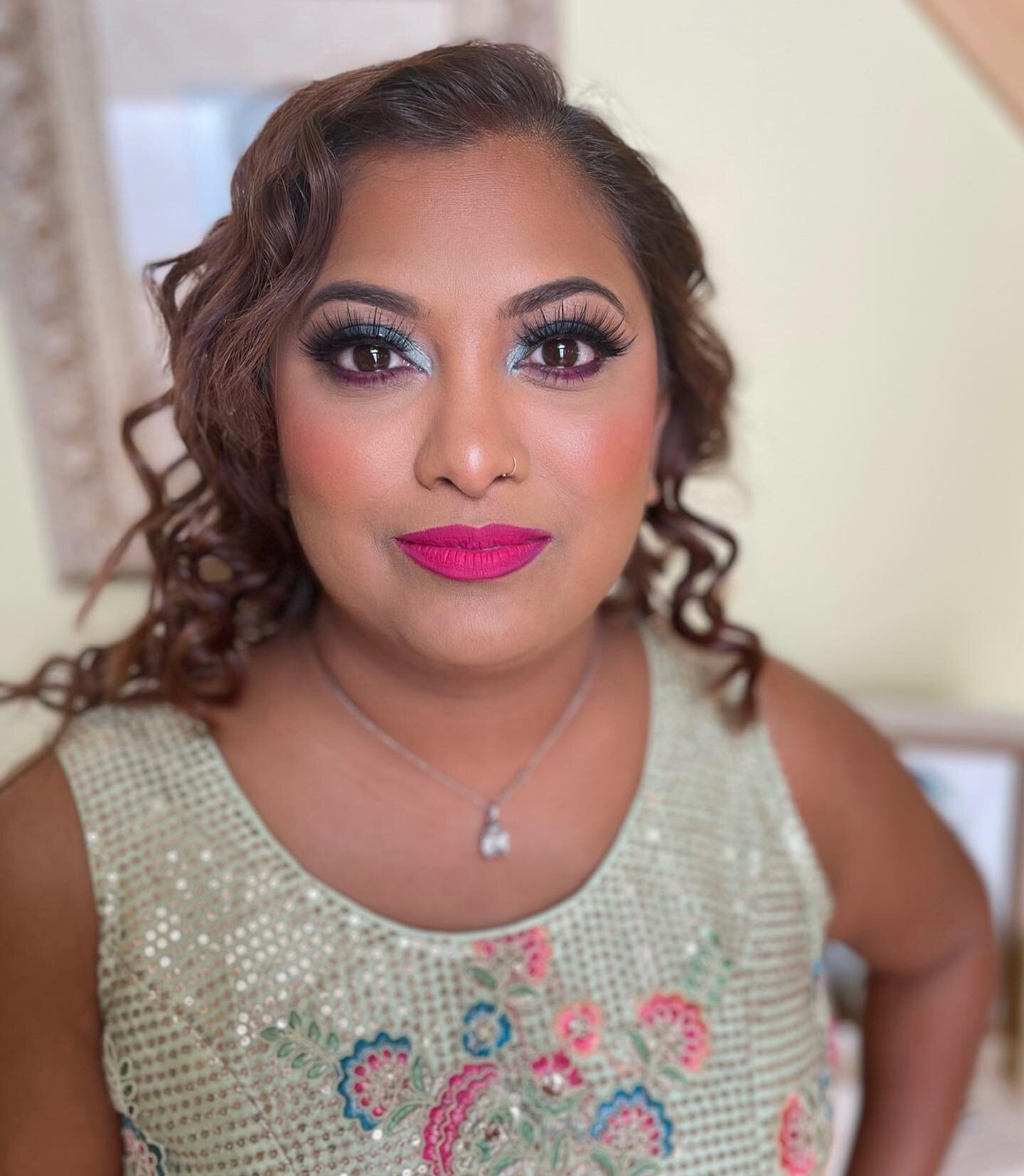 Another fun look using various shades of blue and magenta to match the accent color flowers in her top! 💙💕

.
.
.
#mnmakeupartist #mnbridalmakeupartist #lakevillemakeup #lakevillemakeupartist  #twincitiesmakeupartist #minnesotamakeupartist #indianw