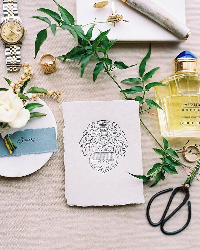 Forever in love with family crests and special details that make each wedding so meaningful to our couples. Paper @lorobe bride @kristen_ponder94 styling and florals @briannabeltondesign