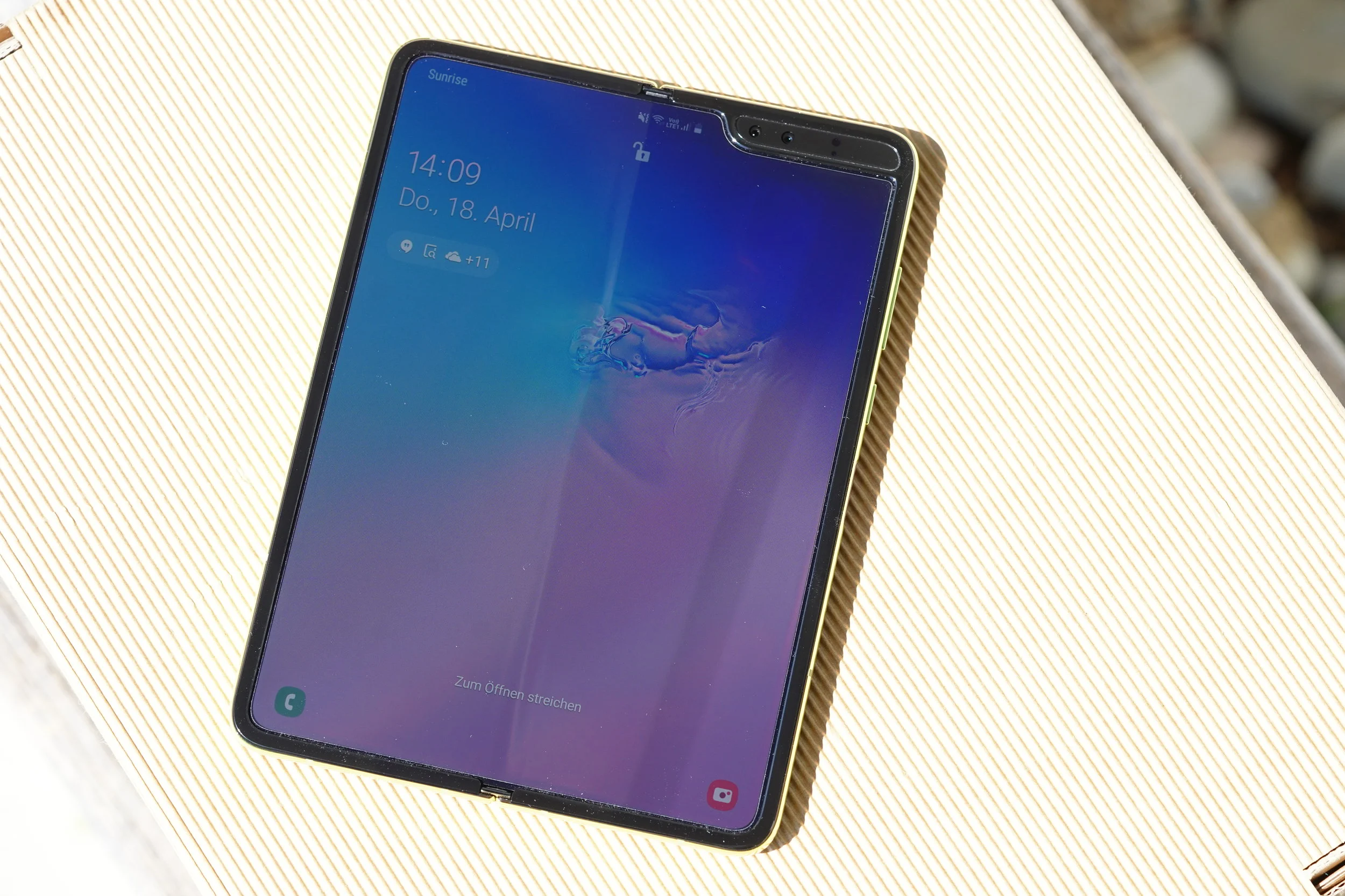 A Very Close Look At The Galaxy Fold