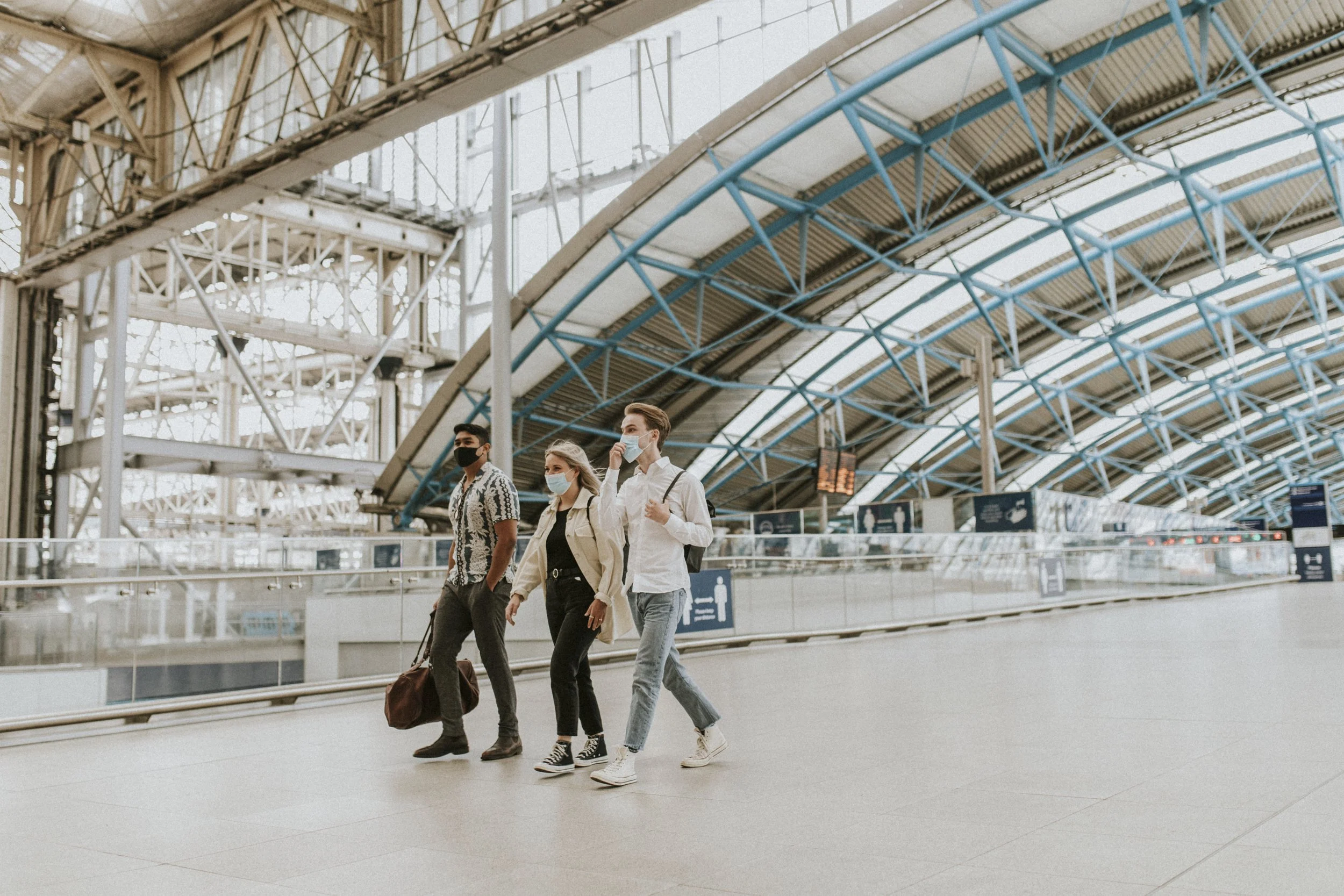 Trois amis qui marchent dans un aéroport