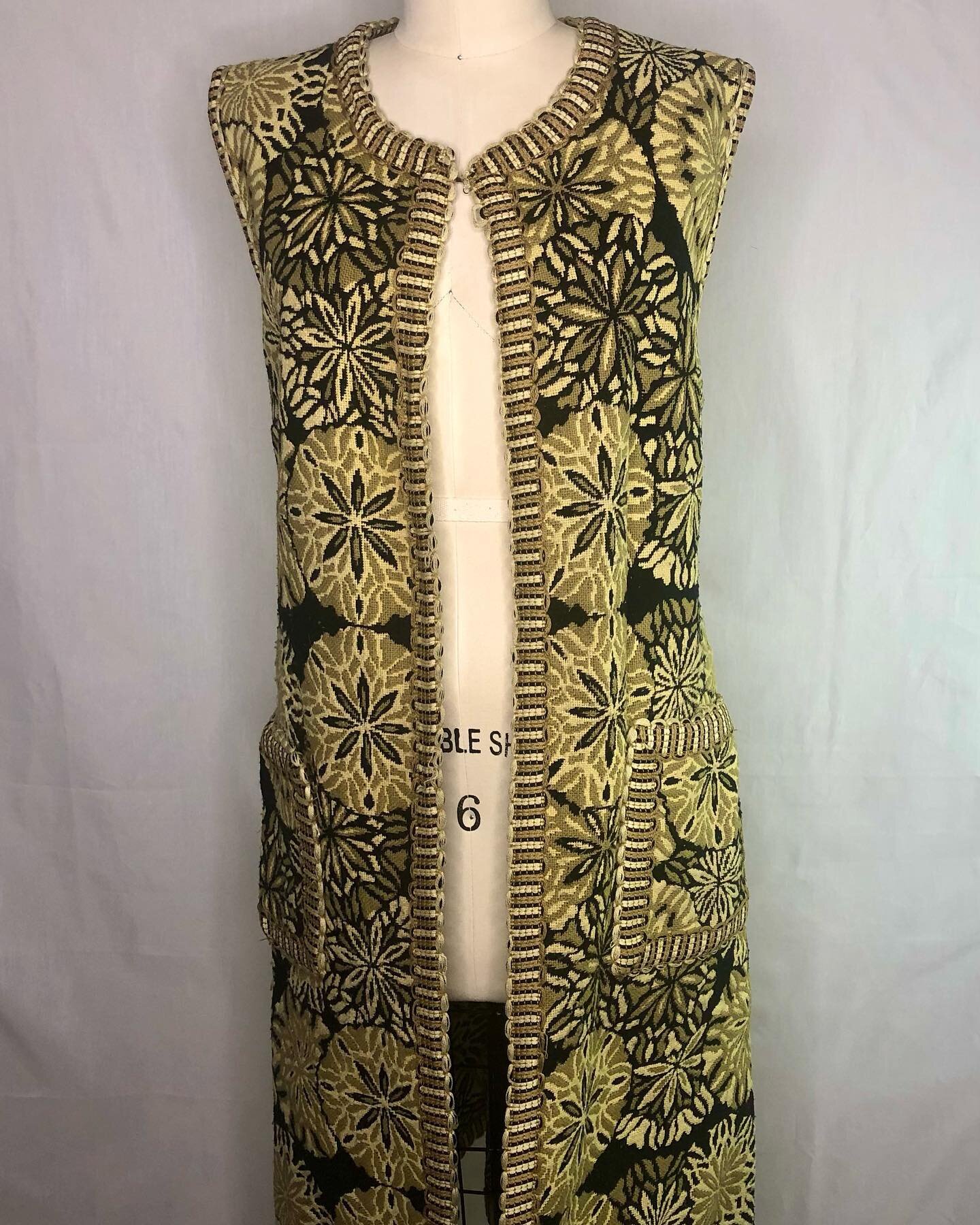 Woodstock ✌🏼vibes! 60&rsquo;s &ldquo;hippy&rdquo; tapestry vest. #60sfashion #hippyvibes #womenentrepreneurs #vintageshoppingonline #60stapestryvest