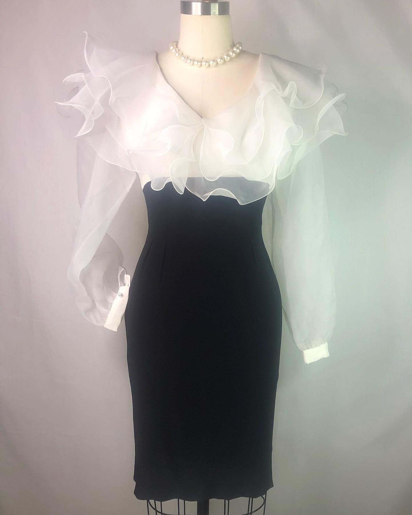 Now this is a party dress 🤩! Positively Ellyn 80&rsquo;s cocktail dress with puff sleeves.  #80sfashion #vintage80s #vintageresale #womenentrepreneur