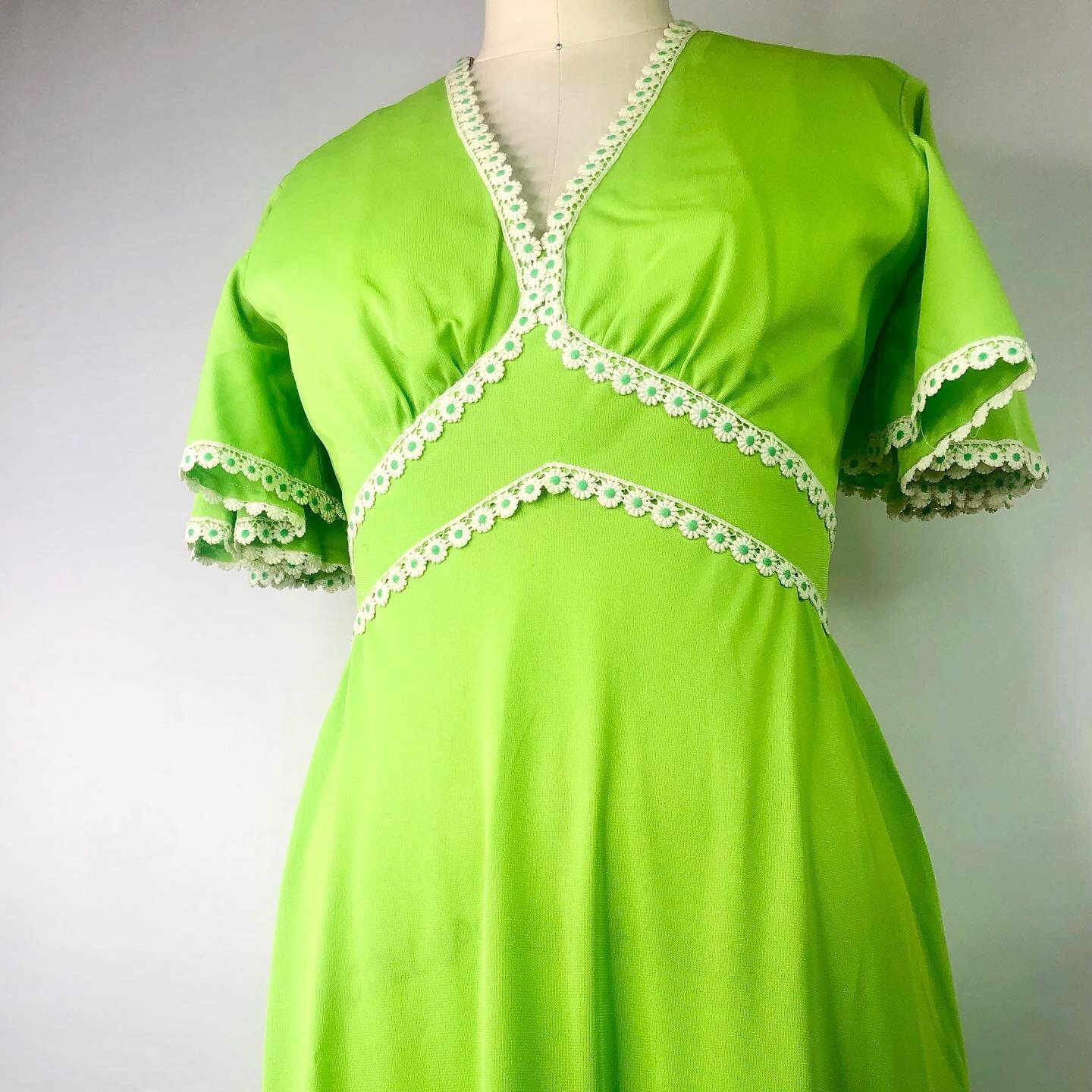 Lovely lime green 70&rsquo;s long flowing dress for any occasion, especially for the summer 🌞🔥😊. Check it out. Etsy shop is in my bio. #70sfashion #70sfashiontrends #vintagestyle #vintagedress #vintageresaleshop