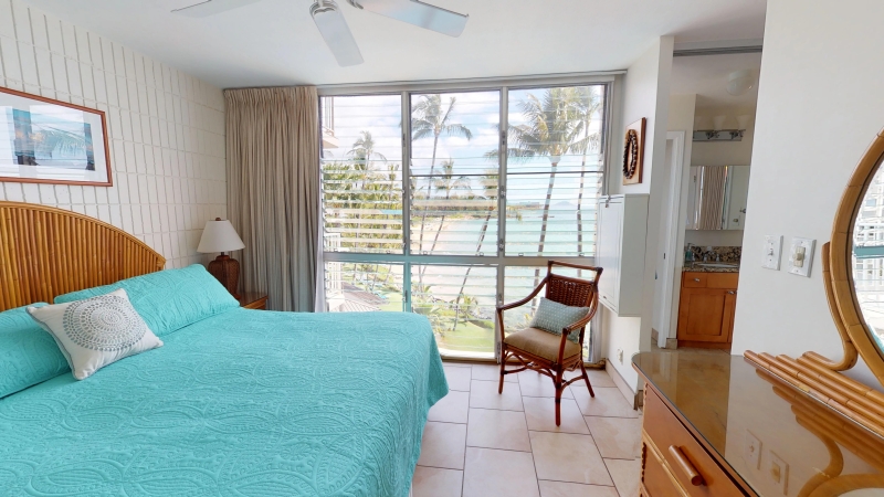 Kamaole-Nalu-506-oceanfront-living-07.jpg