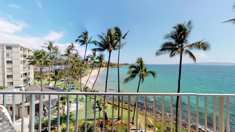 Kamaole-Nalu-506-oceanfront-living-09.jpg