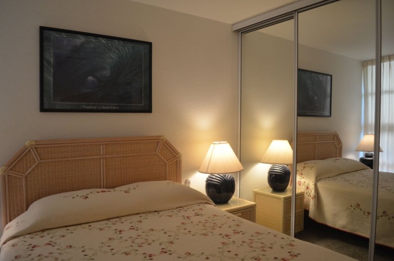 MV 3312 Bedroom bed and closet mirrored doors (133) Peg WEB.jpg