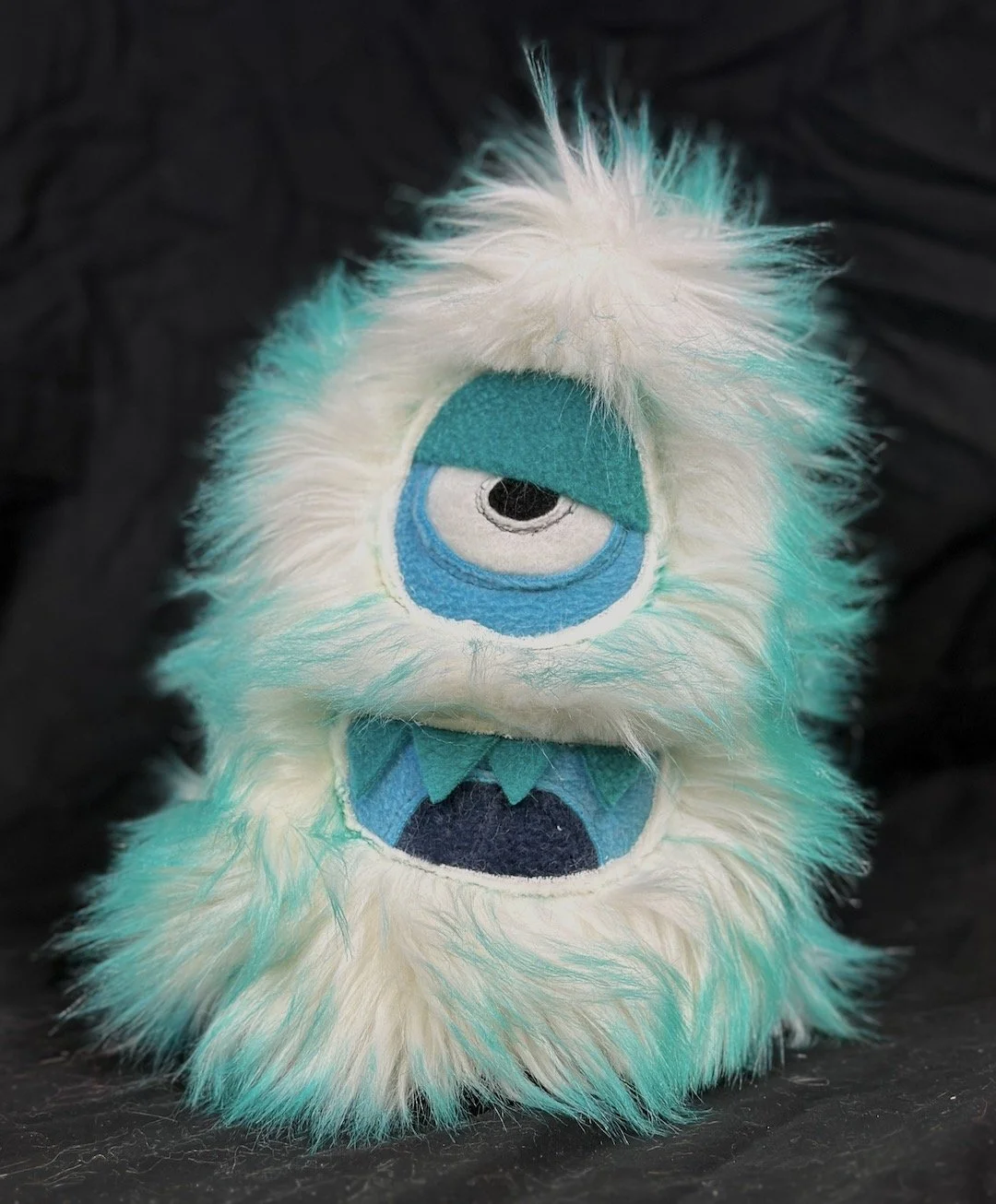 MEDIUM SNOW MONSTER WITH TWO TONE FUR, ONE EYE, MOUTH