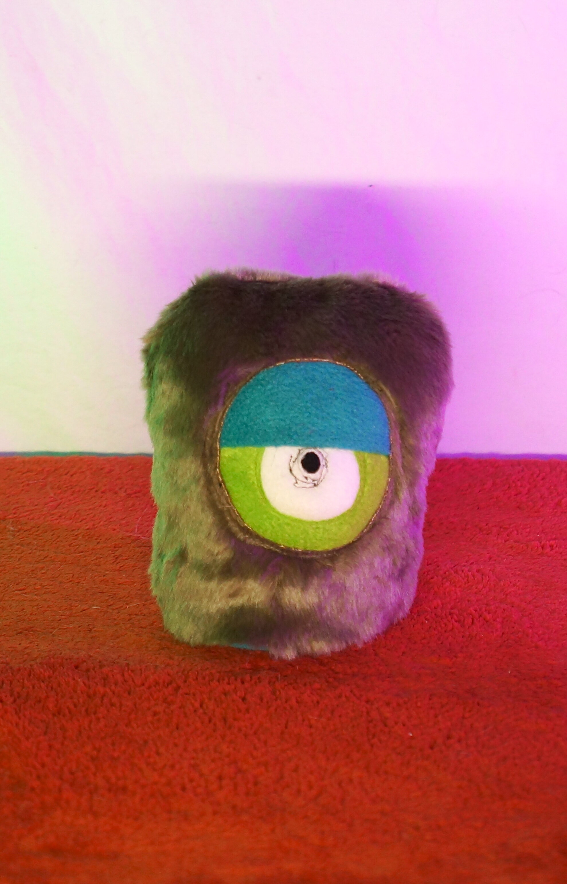 SMALL GREY:BROWN 1 EYE 1.JPG