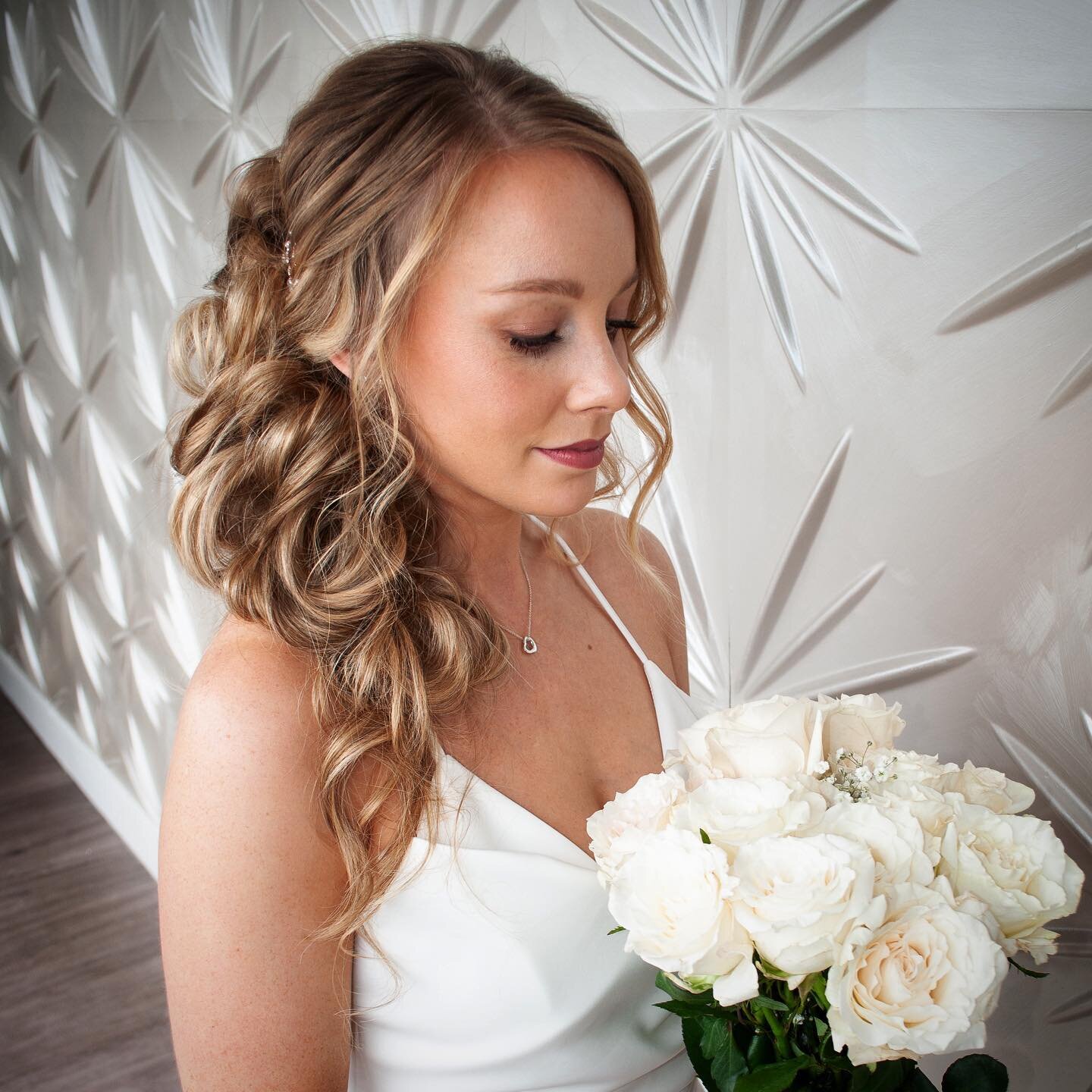 Beauty is how you feel inside. And your hair is your crown you never take off✨

#weddinghairinspo #2021bride #bridetobe2021 #longislandbridalhair #lihairstylist #libridalhairstylist #blondebridalhair #eleganthairstyles #longislandhair #liweddinghair 