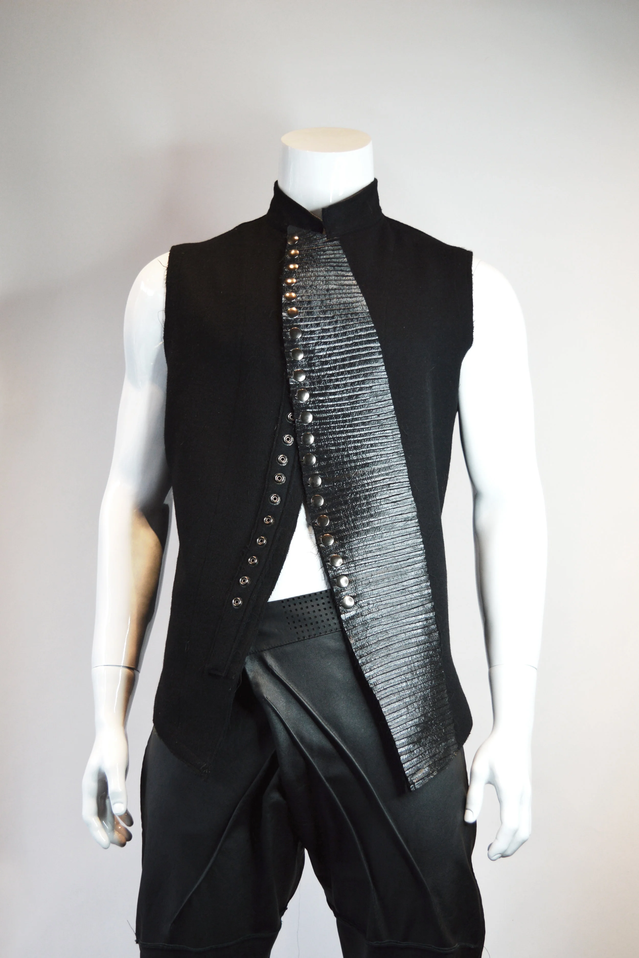 blackwool_vest_F.jpg