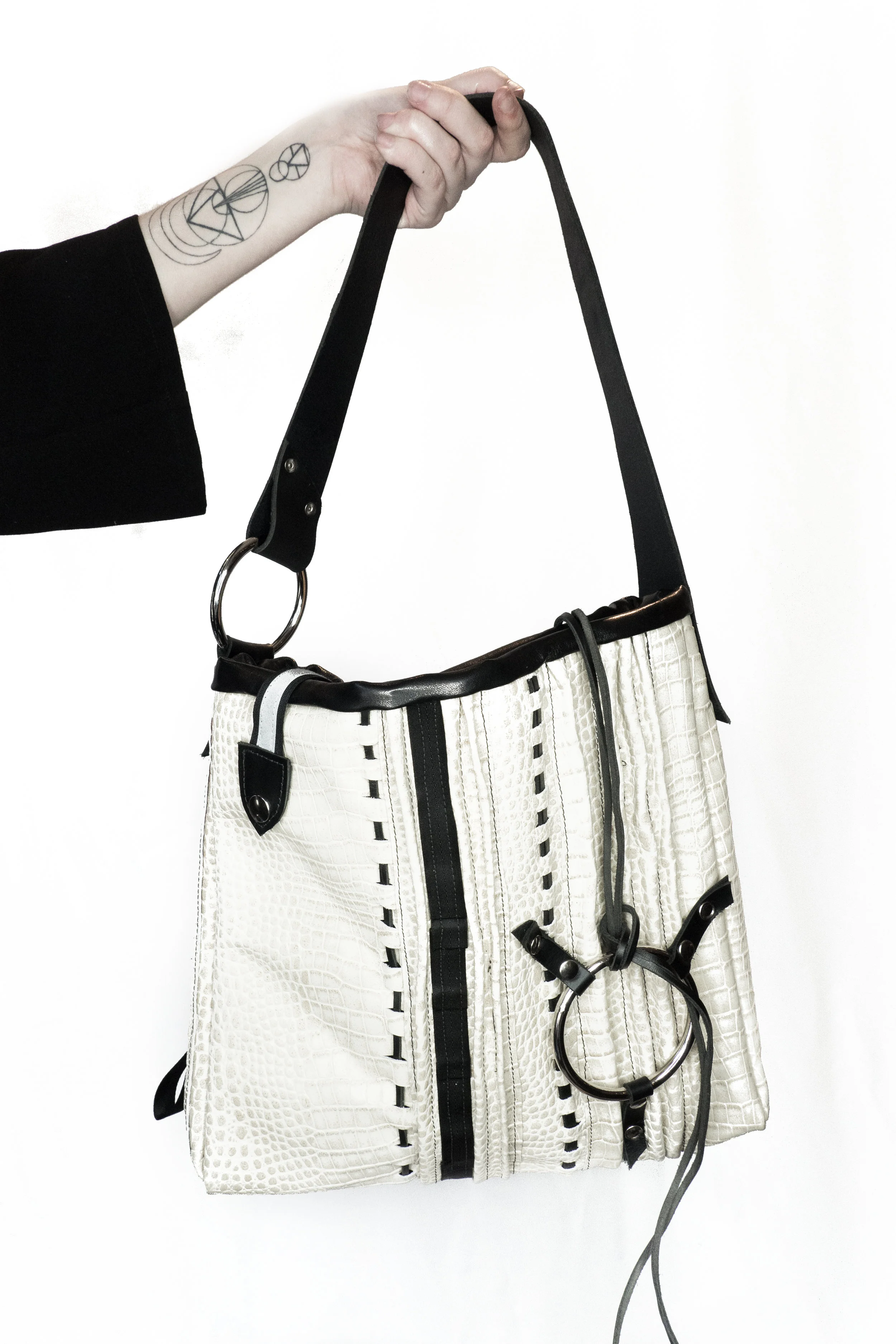 whitelizard_purse_oring_hand.jpg