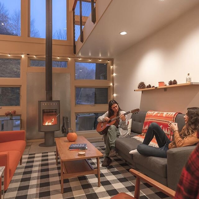 Simple pleasures. Photo courtesy of @ethanabitz #airbnb #airbnbphoto #vermont #vermontlife #moderncabin #cabininthewoods #mountaincabin #contemporaryarchitecture #cabinporn #cabinlife #strattonmountain #goodlife