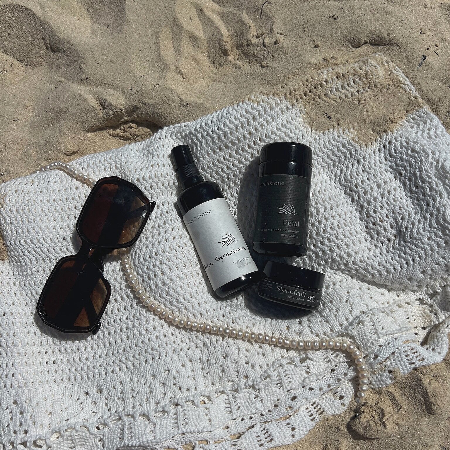 From sandy days at the beach, to windy winters in the snow, this powerful trio of products will have you covered. Nurture that natural glow and shop our 3-step skincare routine:
🌸Petal Masque + Cleansing Powder (we sift our clays and herbal powders 