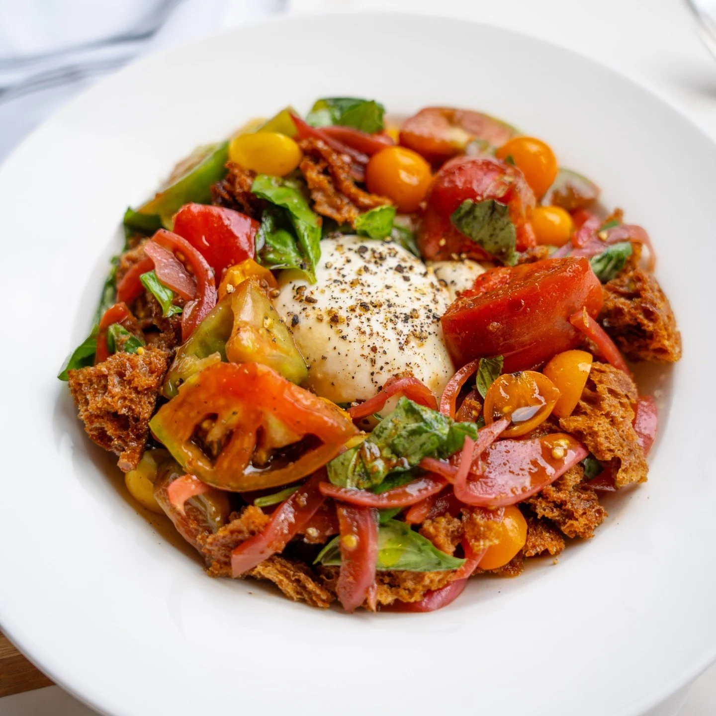 Just in case you forgot, our Panzanella is back on our menu for a limited time. Carpe diem and come in to try it while it's in season! 🍅 🥖 

#panzanella #italianfood #barvetti #LouisvilleDateNight #LouisvilleFood