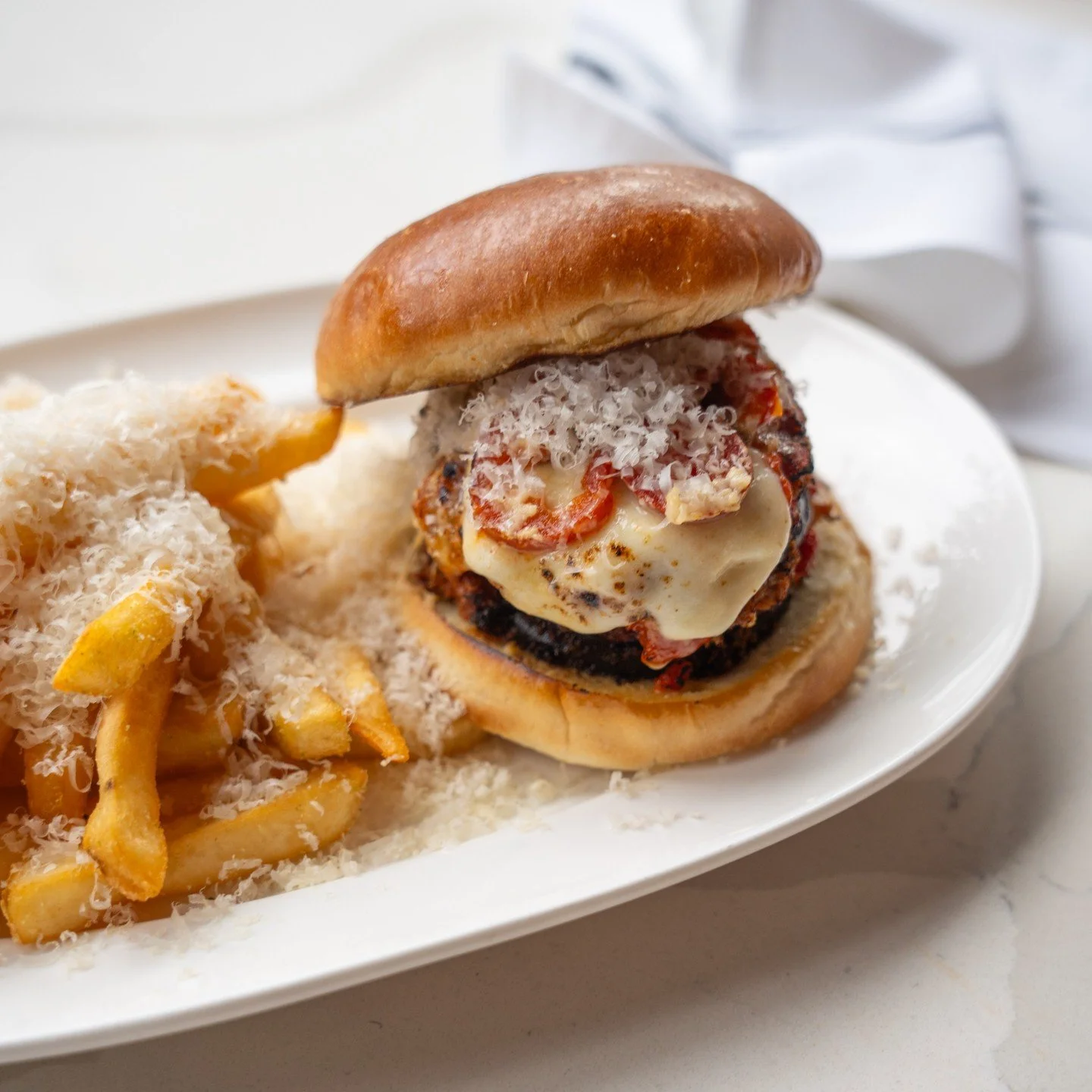 Mozzarella, parmesan, house-made red sauce, and pickled peppers on a soft potato bun? Sign us up. ✅  #EggplantParmesan 

You can also sign yourself up with a reservation for brunch this weekend! barvetti.com