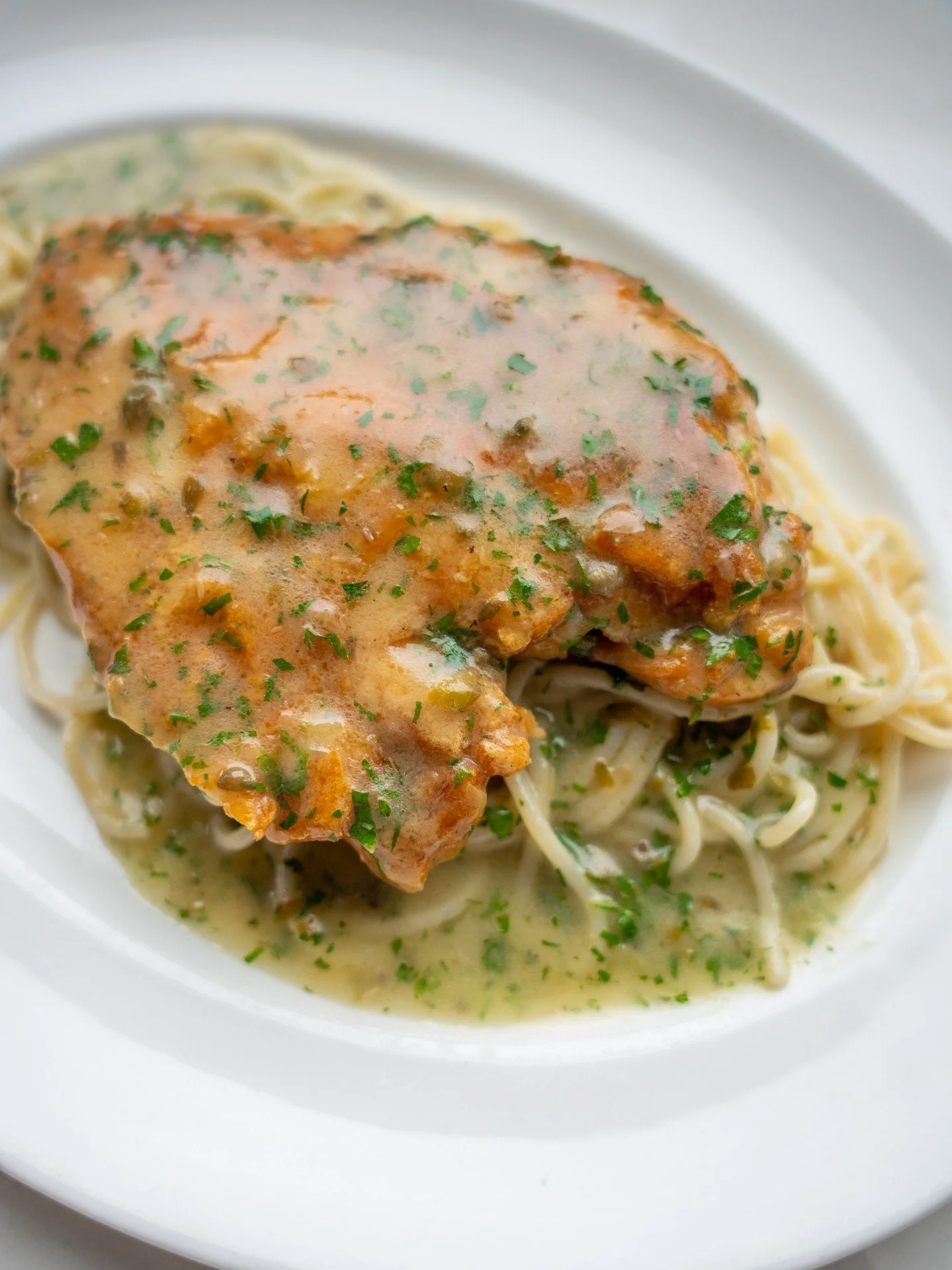 When life gives us lemons&hellip; we make Chicken Piccata. 🍋🇮🇹

&bull; chicken breast &bull; crispy skin &bull; spaghetti &bull; parsley &bull; lemon-caper sauce

#barvetti #italianfood #chickenpiccata #dinner #dinnermenu #LouisvilleEats #Louisvil