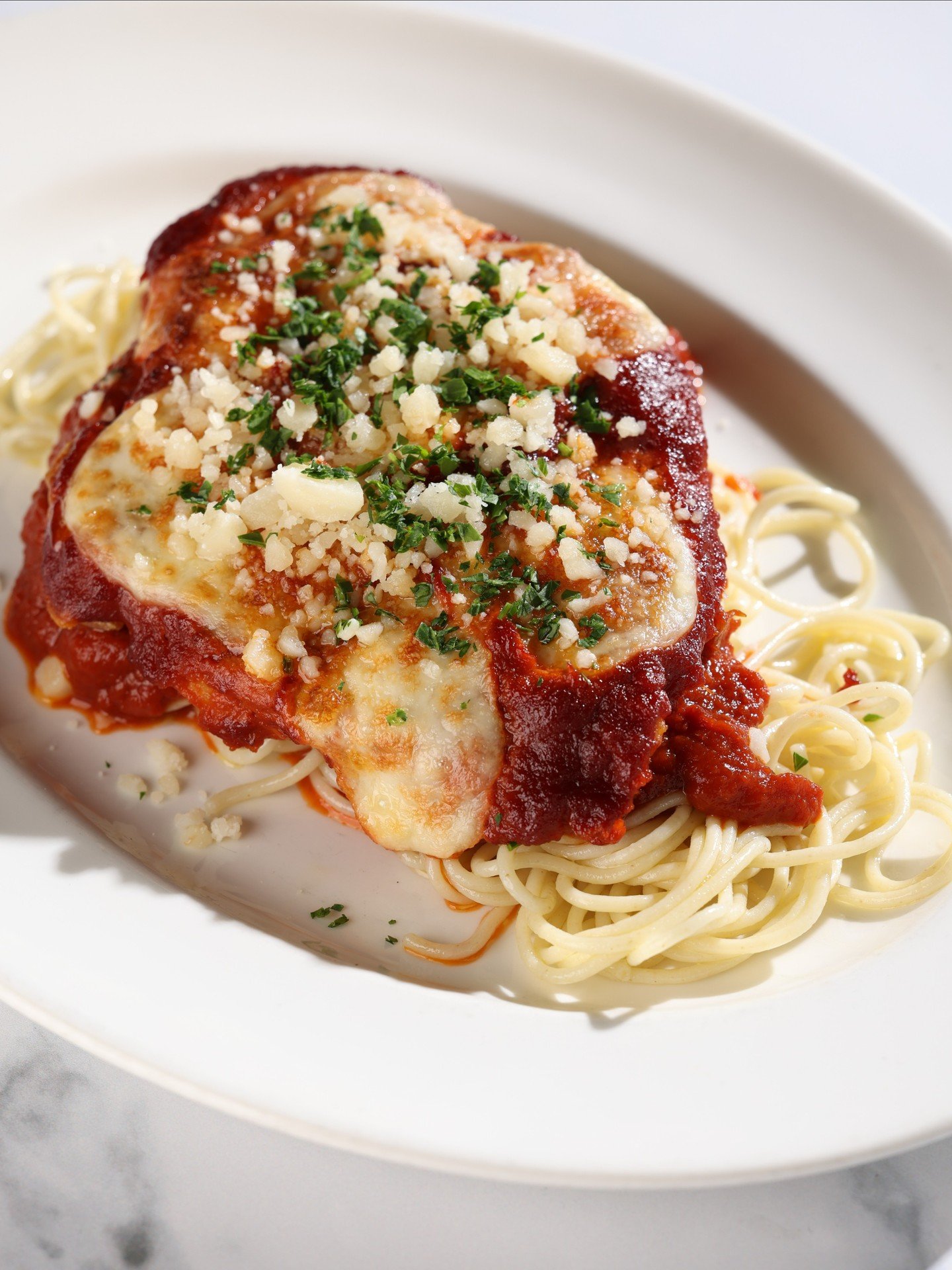 If you're looking for cozy food vibes on a cold day, look no further. Our Chicken Parmesan will warm you up in no time. ✨🍝 

&bull; chicken breast &bull; crispy skin &bull; spaghetti &bull; red sauce &bull; mozzarella &bull; parm

#LouisvilleDateNig