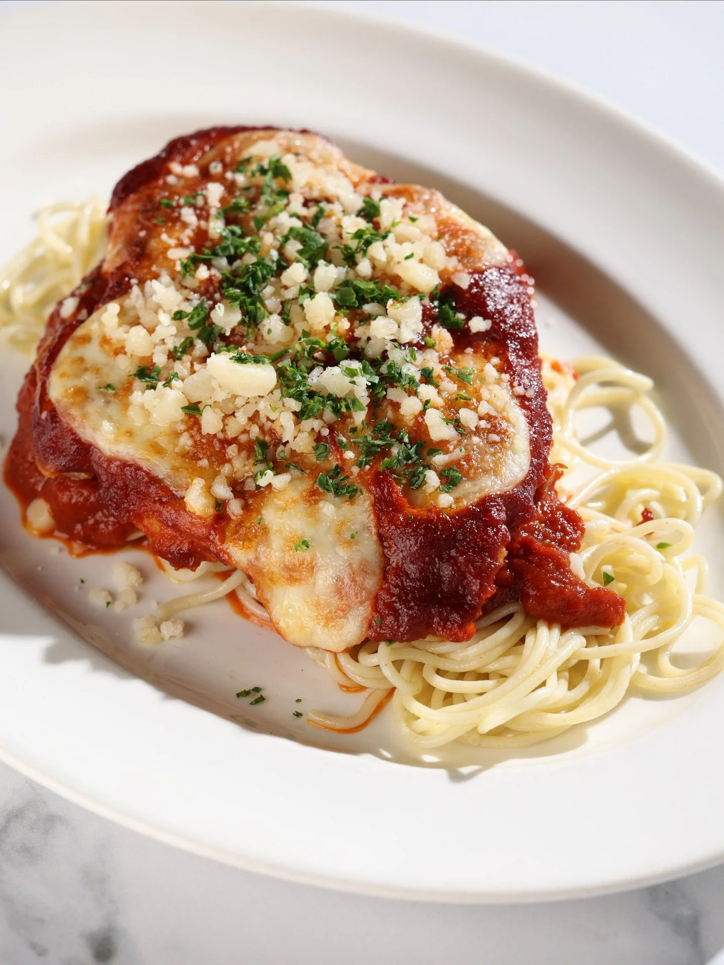 If you're looking for cozy food vibes on a cold day, look no further. Our Chicken Parmesan will warm you up in no time. ✨🍝 

&bull; chicken breast &bull; crispy skin &bull; spaghetti &bull; red sauce &bull; mozzarella &bull; parm

#LouisvilleDateNig