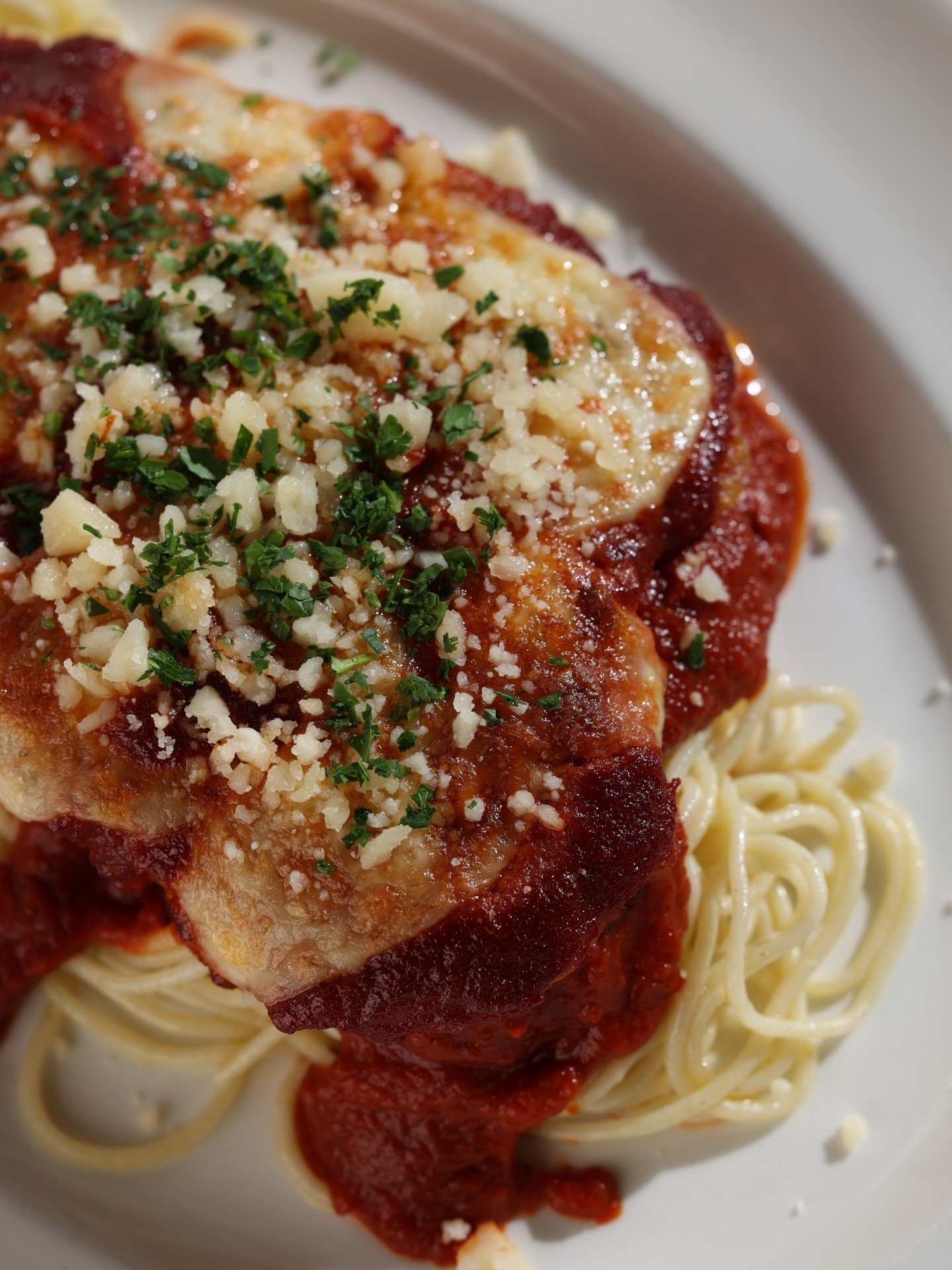 Our Chicken Parmesan - she's an icon for a reason. 💁&zwj;♀️ Join us for dinner tonight for a glass of vino and your favorite pasta. 

Grab your reservation at barvetti.com or click the link in our bio. 

#barvetti #italianfood #louisville #louisvill