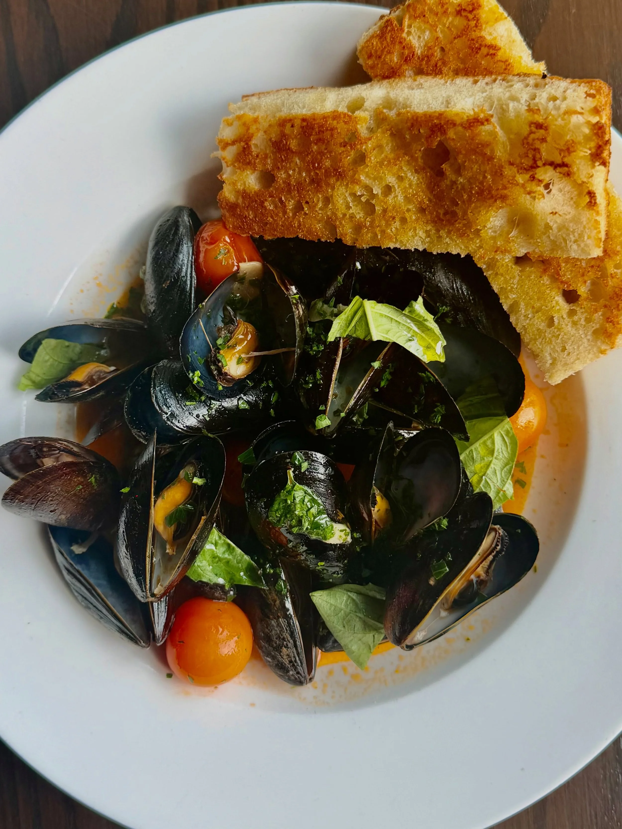 La festa di Ferragosto continua! At bar Vetti Beach Club, we&rsquo;re pleased to serve you Mussels Acqua Pazza.

A bright, aromatic dish. Mussels steamed in a fragrant summer broth with tomatoes, garlic, and citrus. Served with house-made focaccia fo