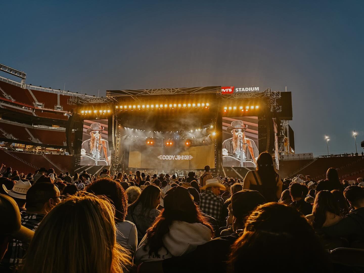 It&rsquo;s been confirmed: Floor seats 𝘢𝘳𝘦 a vibe ✌🏼 remind me next time to wear 5&rdquo; platforms #tooshort #lukecombs #codyjinks #wheresmaddie 😜