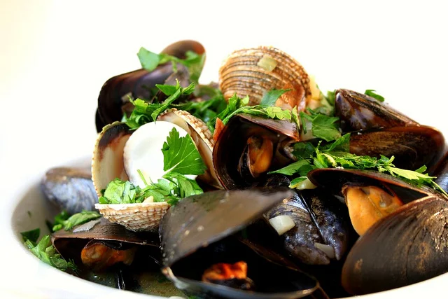 GINGER SCALLION MUSSELS 