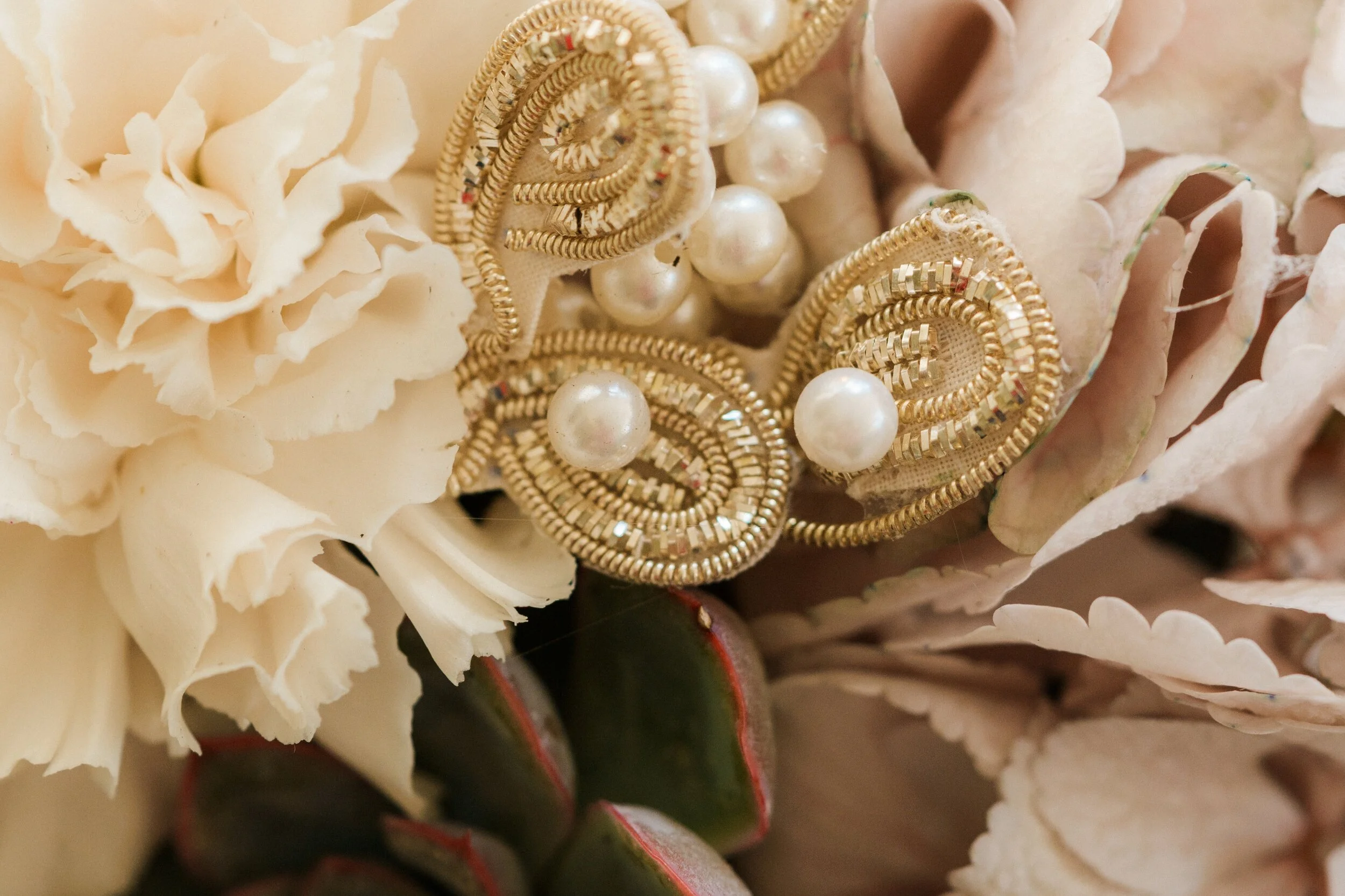 Yksityiskohdilla on merkitystä intiimissä hääjuhlassa. On aikaa ja mahdollisuuksia keskittyä myös pieniin detaljeihin. Kuva: Studio happy moment/Helga Kukat:Floramore