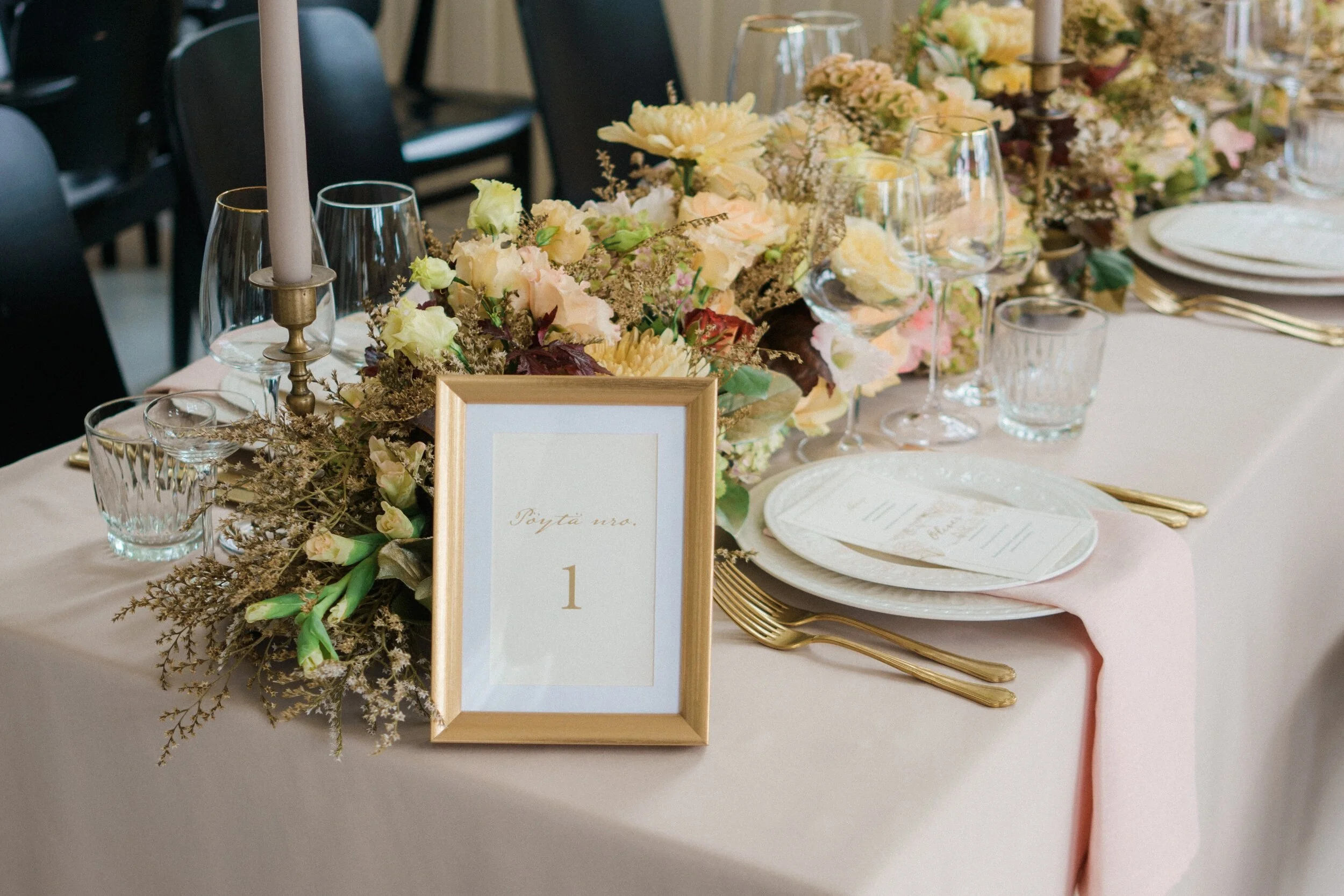 Juhlapöydässä on iloa myös silmälle. Stailaus:Sonja Wikström kuva: Studio happy moment/ Helga