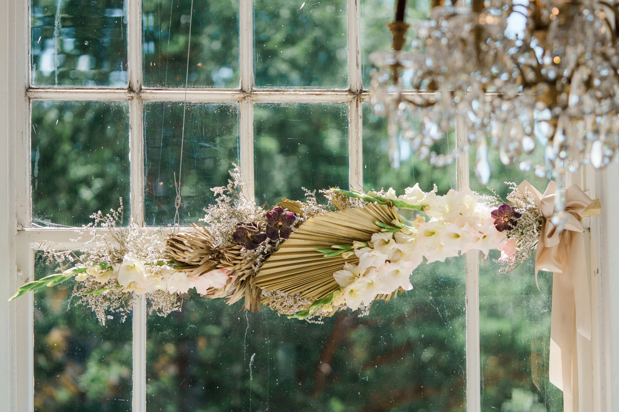 Hangon casino on valoisa ja upea juhlatila. Kauniit ikkunat tuovat tilaan runsaasti valoa ja antavat myös mahdollisuuden koristeluun viemättä tilaa juhlavierailta. Kukat: floristi Tanja Lähdeaho/ Floramore kuva: Studio happy moment/Helga